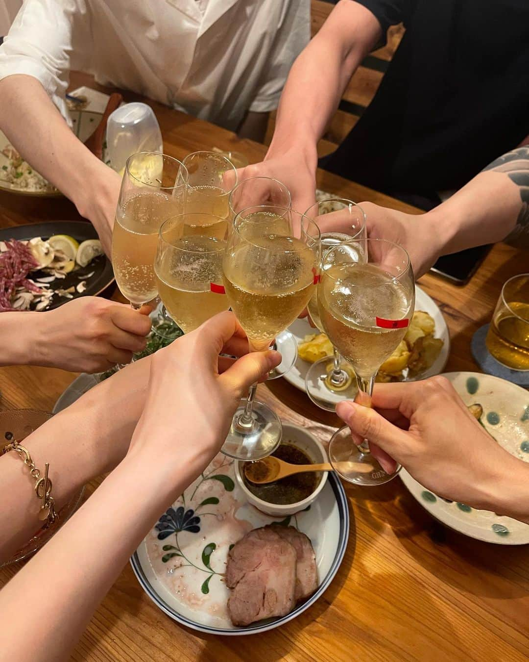 吉野千穂さんのインスタグラム写真 - (吉野千穂Instagram)「千穂飯🌿2023.7.22メニュー記録③ 予想外に好評だった2品🔥  ・たっぷり薬味のじゃこごはん オレンジページで見たレシピを参考にさっぱりとしたご飯ものをどどーんと！ ご飯は酢飯にして小ねぎ、しょうが、みょうが、大葉をたっぷりのせて、しらすをごま油でカリカリになるまで熱して薬味の上にそのままジュワッと！ 最後にたらりとしょうゆを回しかける。  ・なすと鶏肉の南蛮あえ なすは縞目に皮むいて乱切りにして素揚げに、鶏もも肉は酒、しょうゆ、みりん、おろししょうがで下味つけて唐揚げに。 熱々をレモン汁、しょうゆ、砂糖を混ぜた南蛮酢風にからめる。 なすも唐揚げも口の中でジュワ〜って感じの一品！  写真を撮ってませんが ・豚タンとニラのにんにく炒め ・バター醤油の焼きもろこし ・ちくわの磯辺揚げ このあたりもモリモリ食べてくれた気がして嬉しかったな♪ ありがとう😌✨  #酢飯#ちらし寿司#薬味#香味野菜#じゃこ#ごま油#南蛮漬け#唐揚げ#家呑み #千穂飯#おうちごはん#おうち居酒屋#おつまみ#おつまみレシピ#家飲み#家飲みおつまみ#千穂飯おつまみ#管理栄養士#フードスタイリスト」7月26日 21時07分 - chiho_yoshino