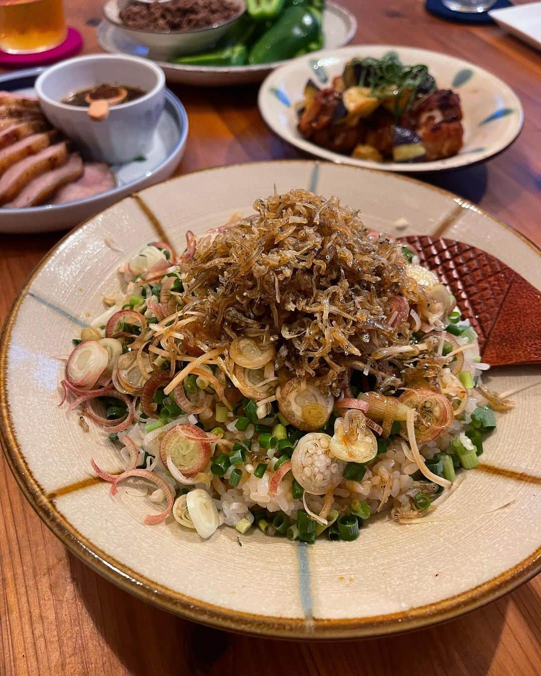 吉野千穂さんのインスタグラム写真 - (吉野千穂Instagram)「千穂飯🌿2023.7.22メニュー記録③ 予想外に好評だった2品🔥  ・たっぷり薬味のじゃこごはん オレンジページで見たレシピを参考にさっぱりとしたご飯ものをどどーんと！ ご飯は酢飯にして小ねぎ、しょうが、みょうが、大葉をたっぷりのせて、しらすをごま油でカリカリになるまで熱して薬味の上にそのままジュワッと！ 最後にたらりとしょうゆを回しかける。  ・なすと鶏肉の南蛮あえ なすは縞目に皮むいて乱切りにして素揚げに、鶏もも肉は酒、しょうゆ、みりん、おろししょうがで下味つけて唐揚げに。 熱々をレモン汁、しょうゆ、砂糖を混ぜた南蛮酢風にからめる。 なすも唐揚げも口の中でジュワ〜って感じの一品！  写真を撮ってませんが ・豚タンとニラのにんにく炒め ・バター醤油の焼きもろこし ・ちくわの磯辺揚げ このあたりもモリモリ食べてくれた気がして嬉しかったな♪ ありがとう😌✨  #酢飯#ちらし寿司#薬味#香味野菜#じゃこ#ごま油#南蛮漬け#唐揚げ#家呑み #千穂飯#おうちごはん#おうち居酒屋#おつまみ#おつまみレシピ#家飲み#家飲みおつまみ#千穂飯おつまみ#管理栄養士#フードスタイリスト」7月26日 21時07分 - chiho_yoshino