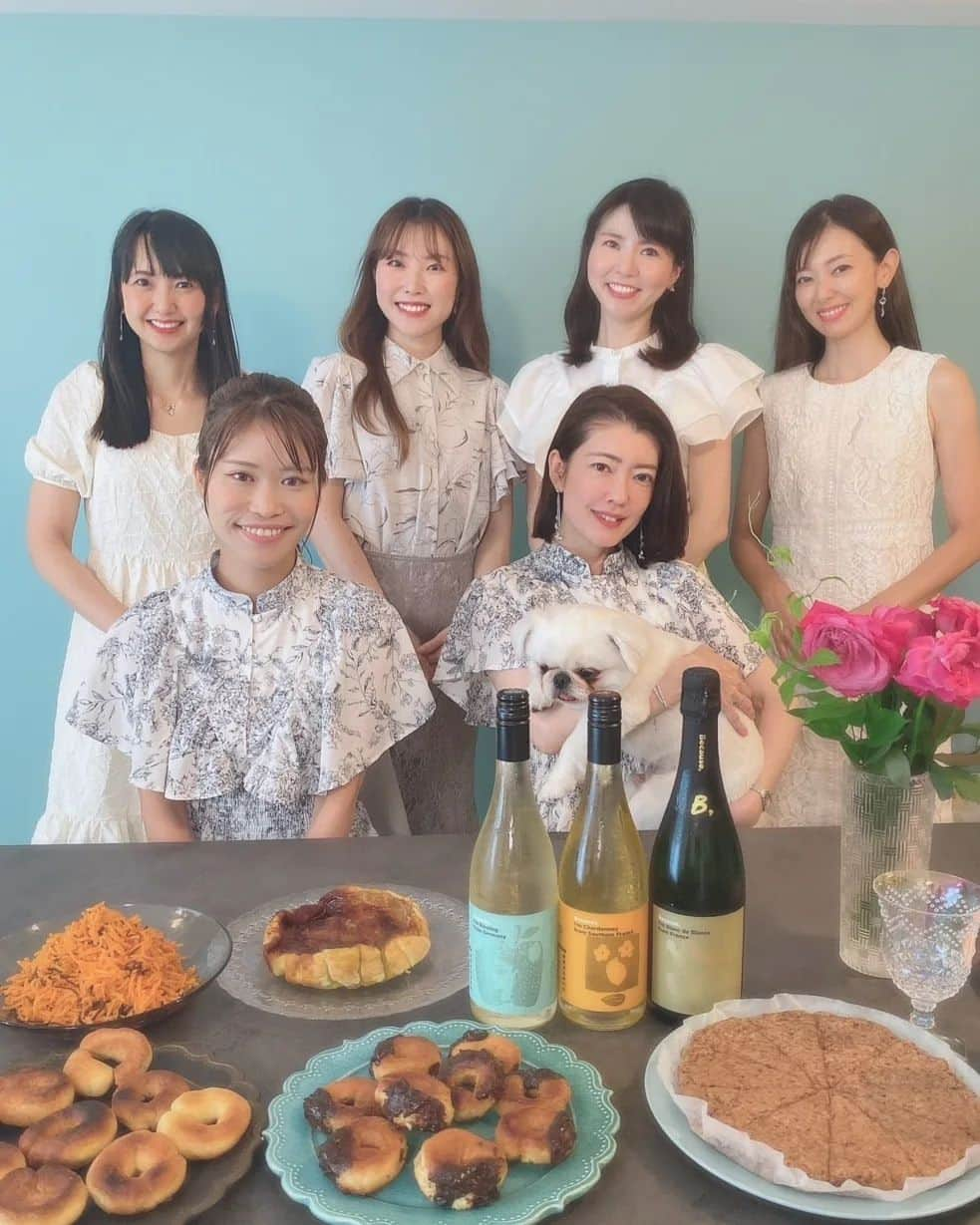 杉山由紀子のインスタグラム：「スイーツビュッフェ🍰🍩✨  この日は久々にスイーツビュッフェを開催♪ ドレスコードはホワイト🤍🤍🤍  ✔️人参サラダ🥕 ✔️ツナと白菜のサラダ ✔️ドーナツ🍩 ✔️りんごのケーキ🍎 ✔️スタバ風チョコスコーン🍫 ✔️ロールケーキ🍓 ✔️チーズケーキ🎂  簡単にQCでお料理♪♪ お砂糖はオーガニックシュガー、バターのかわりにエサンテなど身体にも配慮したスイーツの数々👏✨  お昼間からビコーズワインでほろ酔い🥂 スイーツにもぴったりで✨✨  どれも美味しすぎました(*^^*)👍️  #スイーツ #スイーツビュッフェ #ドーナツ #りんごのケーキ #チョコスコーン #ロールケーキ #チーズケーキ #QC  #クイーンクックレシピ #クック #cook #cooking #becausewine #ビコーズワイン #知れば知るほどワインはおいしい」