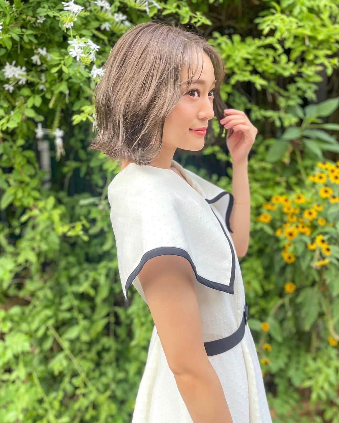 chayさんのインスタグラム写真 - (chayInstagram)「ヘアメンテ💇‍♀️ シルバーサファイア色に染めたよ♡ 自然光だとシルバーのアッシュが強めに出る✨  スリシスのワンピ夏ぽくて好きだなぁ👒 @three_sisters.official  #cieca #threesisters  #シエカ」7月26日 21時10分 - chay1023_official