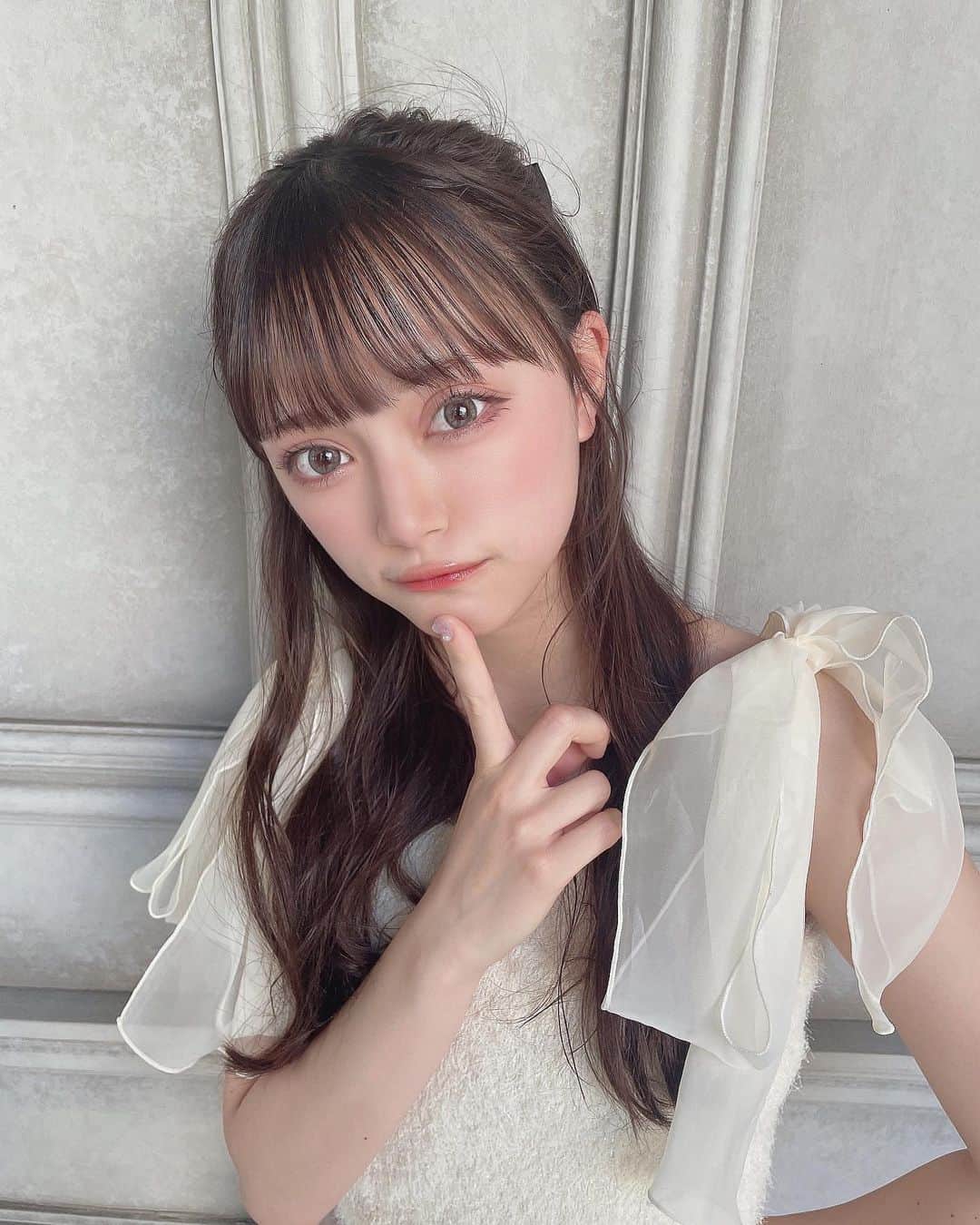 坂本理紗のインスタグラム：「む、むちむちくらいがいいよね…!? ・ ・ ・  #フレンチガーリー  #フレンチガーリーネイル  #リボン #ハーフアップ  #東京  #渋谷  #アイドル  #アイドル髪型  #アイドル前髪  #地下アイドル  #05  #ノースリーブコーデ  #彼女感  #ハーフ」