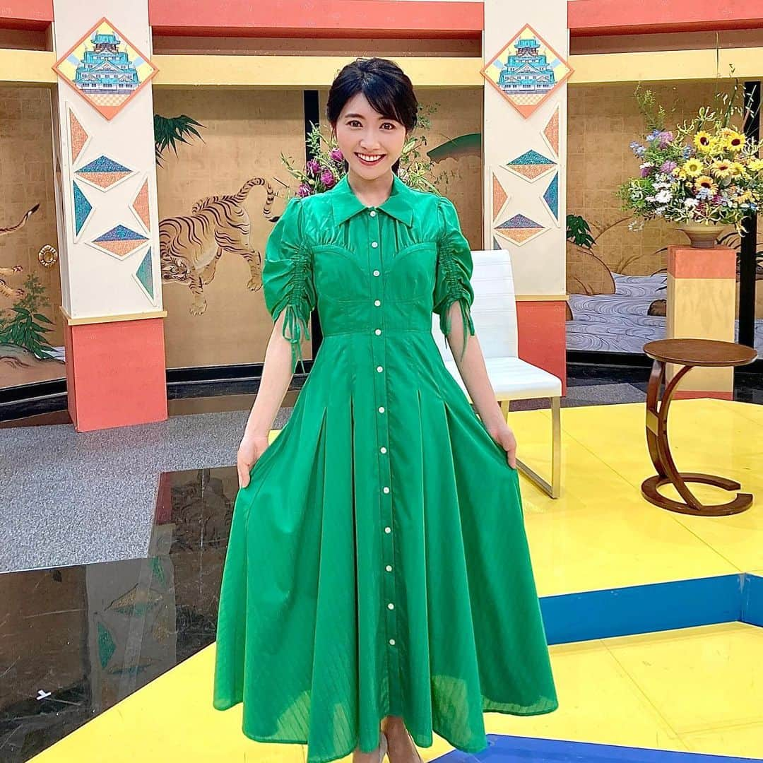 久保井朝美のインスタグラム：「🏯❤️ 夏といえば海🌊 海といえば城🏯  ということで NHK総合「日本最強の城」 今回は海城です😎😎😎  瀬戸内海の 個性豊かなお城たち❣️ 素敵です🥰キュンとする❣️  来週31日(月)夜10:00〜 ぜひご覧ください🤗  赤木アナの衣装 テーマカラーは海です🌊  #日本最強の城 #お城好きな人と繋がりたい #赤木野々花 #NHKアナウンサー #久保井朝美 #お城好き #気象予報士 #海城 #今治城 #能島城 #甘崎城 #福山城 #夏休み旅行 #夏休み自由研究 #夏のお出かけ #夏ワンピ #グリーンコーディネート #シャツワンピ #コルセット」