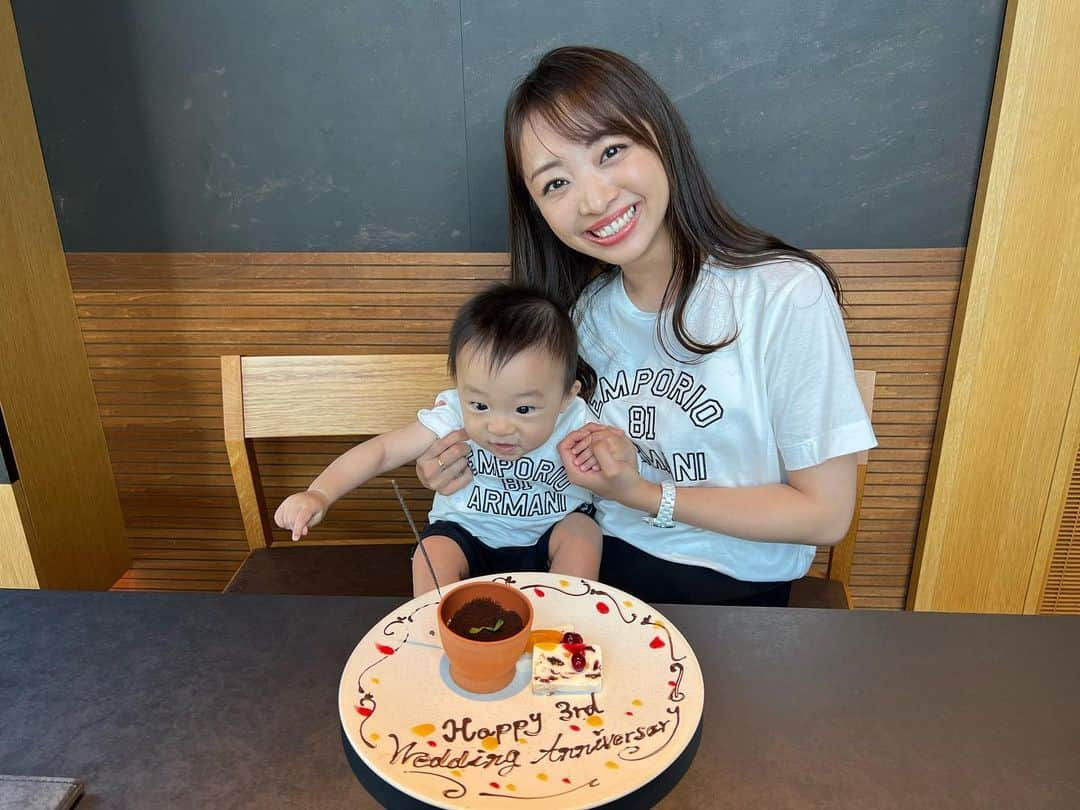 青木茉耶さんのインスタグラム写真 - (青木茉耶Instagram)「🕊️3rd wedding anniversary🤍  息子と出会えたことが何よりもの宝物♡ これからも家族３人でたくさん笑って過ごせますように...♡  息子とお揃いTシャツお気に入り♡嬉 . . . . . #結婚記念日 #結婚3周年 #結婚3年 #結婚4年目 #家族時間 #銀座ランチ #焼肉ランチ #男の子ママ #男の子ベビー #親子コーデ #リンクコーデ #お揃いコーデ #生後8ヶ月 #ままのて #たまひよ #ベビスタグラム #赤ちゃんのいる生活 #赤ちゃんのいる暮らし」7月26日 21時20分 - ma_ya_126