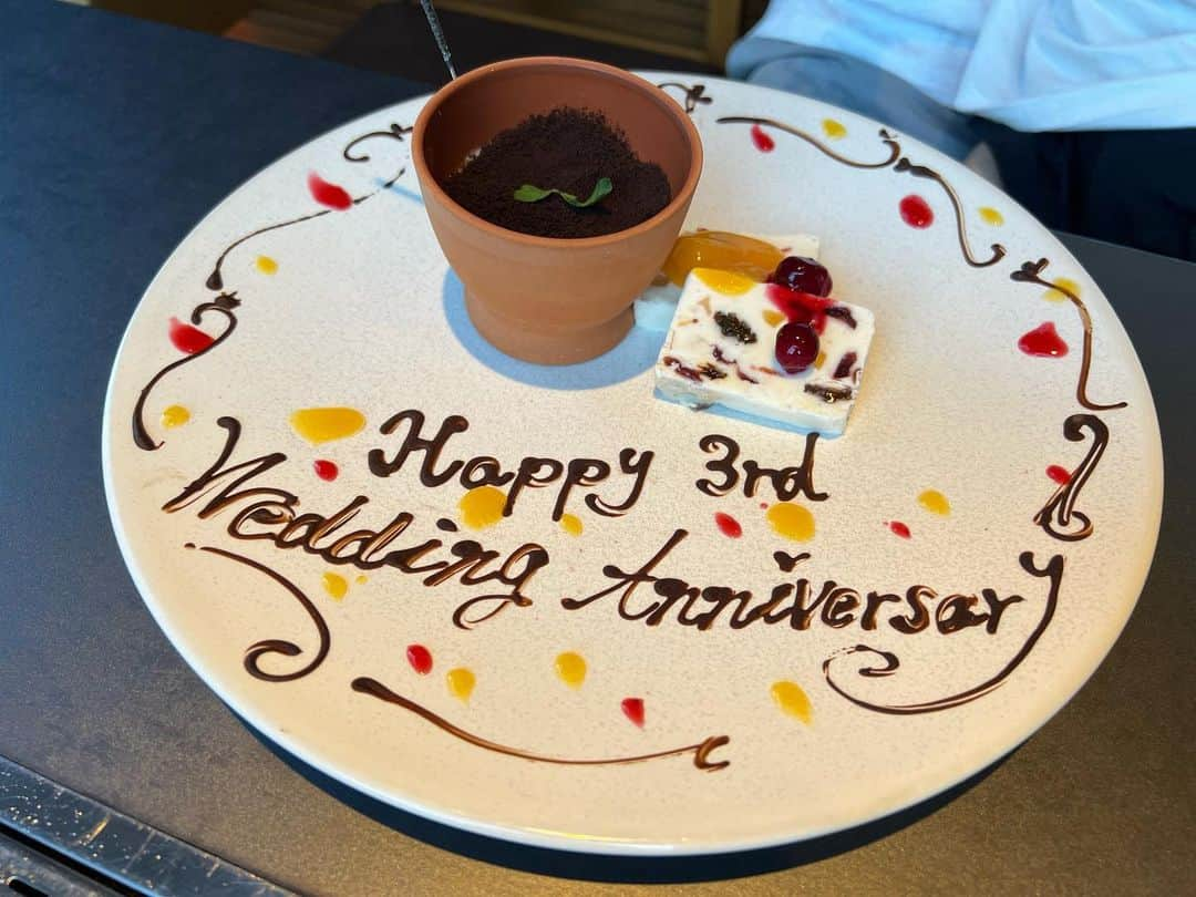 青木茉耶さんのインスタグラム写真 - (青木茉耶Instagram)「🕊️3rd wedding anniversary🤍  息子と出会えたことが何よりもの宝物♡ これからも家族３人でたくさん笑って過ごせますように...♡  息子とお揃いTシャツお気に入り♡嬉 . . . . . #結婚記念日 #結婚3周年 #結婚3年 #結婚4年目 #家族時間 #銀座ランチ #焼肉ランチ #男の子ママ #男の子ベビー #親子コーデ #リンクコーデ #お揃いコーデ #生後8ヶ月 #ままのて #たまひよ #ベビスタグラム #赤ちゃんのいる生活 #赤ちゃんのいる暮らし」7月26日 21時20分 - ma_ya_126