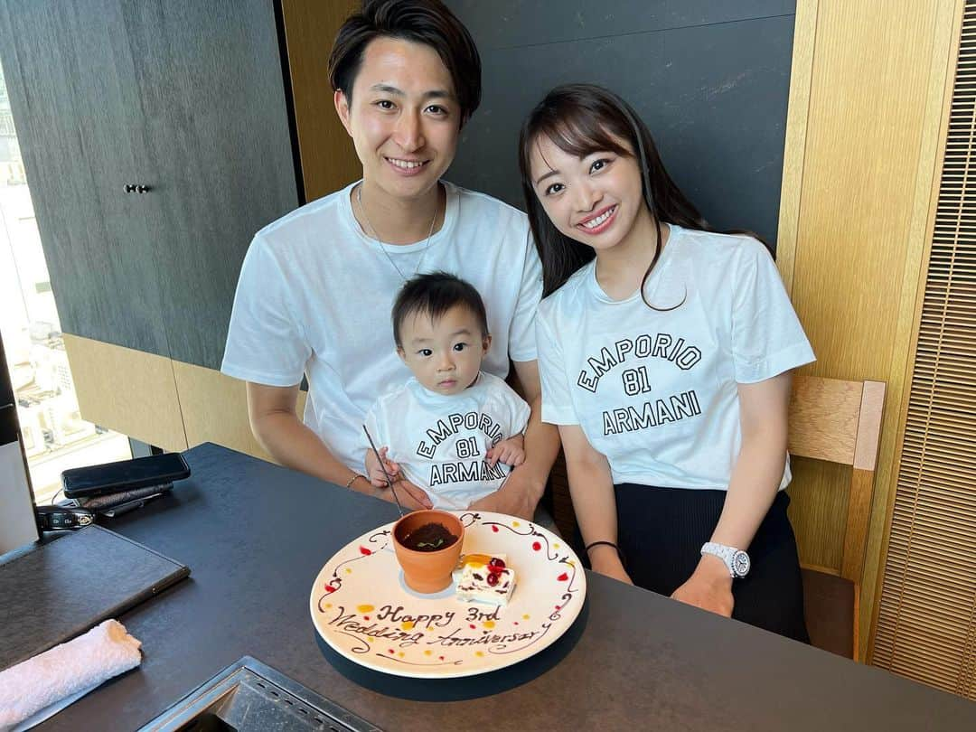 青木茉耶のインスタグラム：「🕊️3rd wedding anniversary🤍  息子と出会えたことが何よりもの宝物♡ これからも家族３人でたくさん笑って過ごせますように...♡  息子とお揃いTシャツお気に入り♡嬉 . . . . . #結婚記念日 #結婚3周年 #結婚3年 #結婚4年目 #家族時間 #銀座ランチ #焼肉ランチ #男の子ママ #男の子ベビー #親子コーデ #リンクコーデ #お揃いコーデ #生後8ヶ月 #ままのて #たまひよ #ベビスタグラム #赤ちゃんのいる生活 #赤ちゃんのいる暮らし」