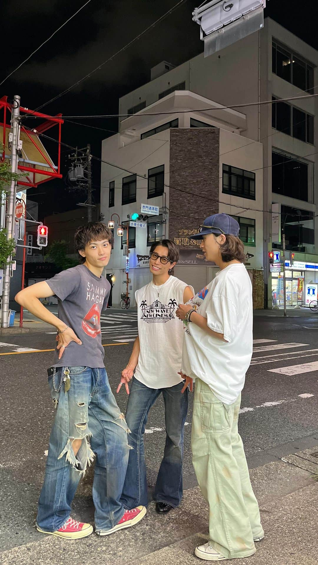 齋藤天晴のインスタグラム：「nagoya styling out fit 🌪️  久しぶりの3人っ‼︎ 去年よりノースリーブ着る事減ったけど 流石に暑すぎでお気に入りを解禁🔥  夏バテとかいろいろ重なって久しぶり体調も崩してしまって 忙しい7月🌕 なんとか体も心も整えてこの夏走り切りたい‼︎  夏バテに効く食べ物おすすめあったら 皆様教えて下さい🙇‍♂️  #夏服#used#sugarhill#dairiku#アメカジコーデ#大須 #名古屋旅行#ヒールブーツ#ベルボトム#カラーグラス #explorepage #feedwear#ootd #ootdfashion #outfitoftheday #outfitinspo #styleinspo #fashioninspo #streetstyle #dailyfashion #lookoftheday #trend #viral #dailyfashion ##streetwear」