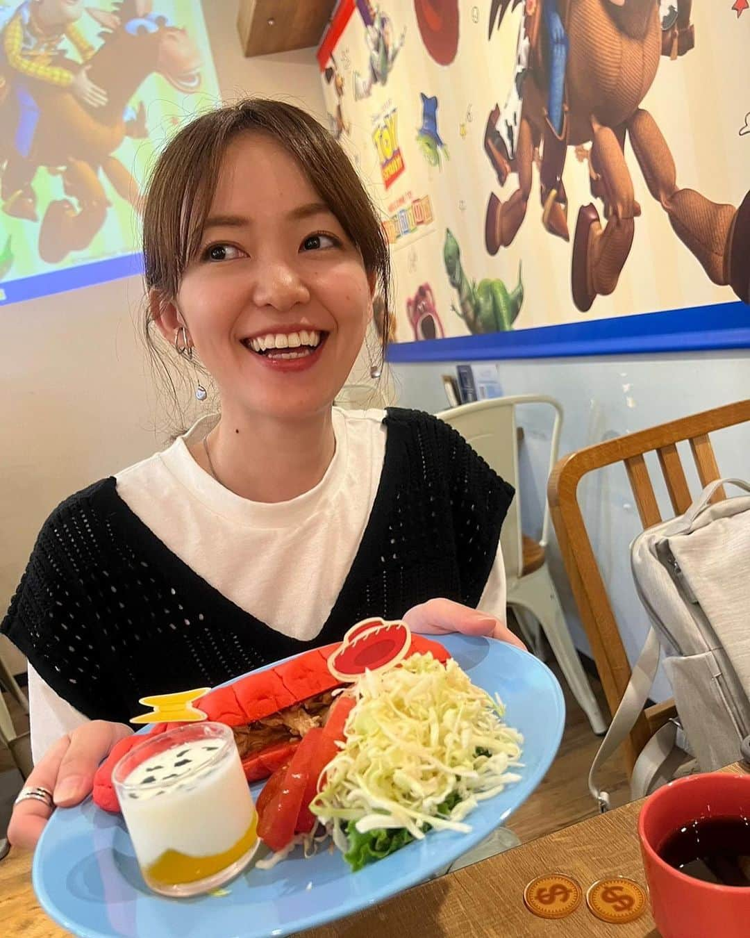 小林美季のインスタグラム：「いっぱい笑える毎日に感謝だなぁ*  名古屋で行った トイストーリーカフェと 東京の2回目の写真🧸  満足気ですね*  #ohmycafe #toystory  #トイストーリー #大好き #趣味 #smile」