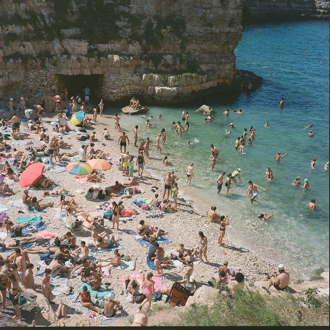 ペ・ジョンナムのインスタグラム：「“1983 rolleiflex 2.8f aurum”6X6 120mm film photos 😃📸🎞️🇮🇹🌊🏖️🏝️☂️🩵🩷💚🧡💙💛💜 #노보정노필터 #rolleiflex #filmphoto #배작가」