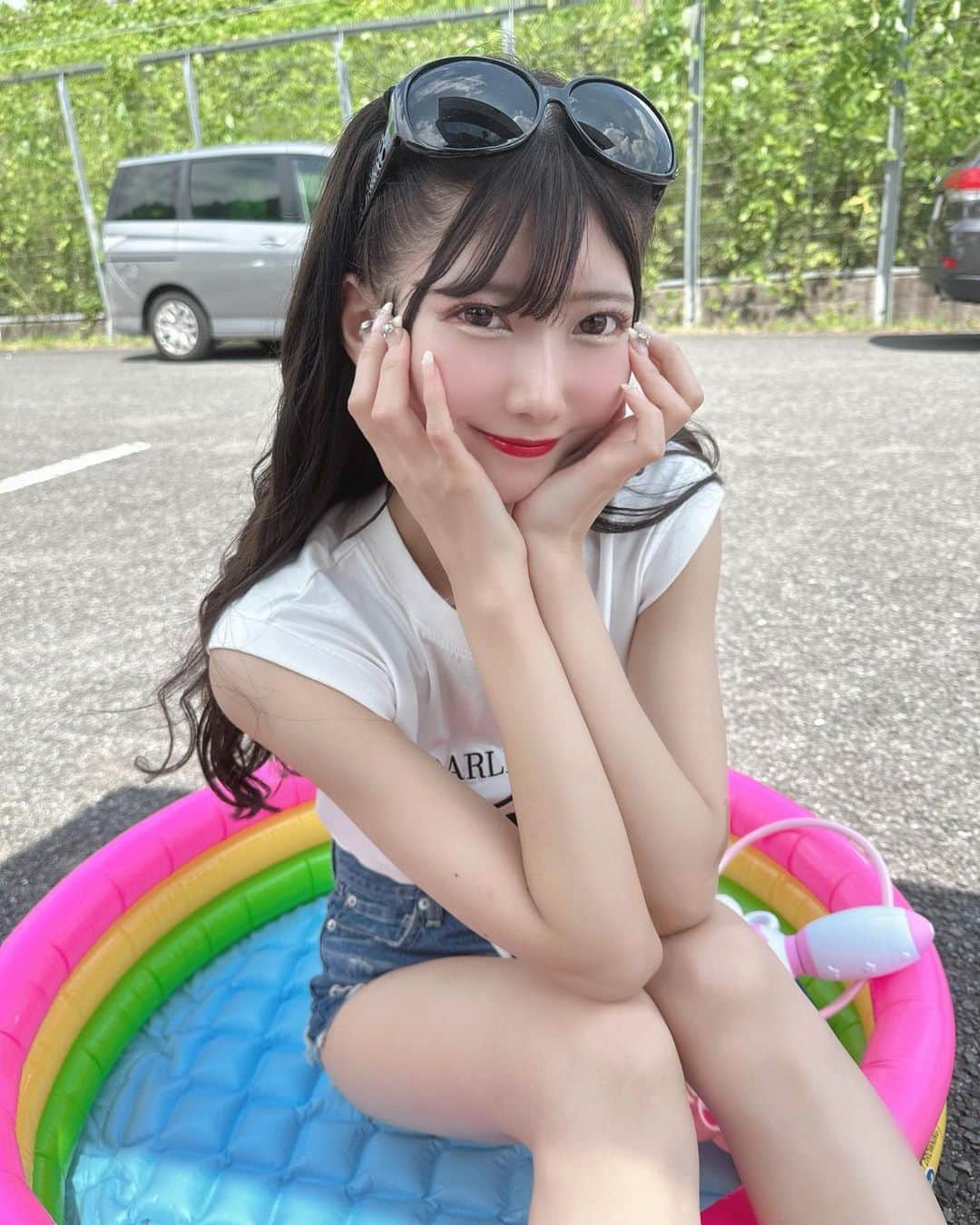山広美保子のインスタグラム：「プールで涼む？🏊🫧 . . . . . #夏服 #スカート #ショートパンツ #美脚 #Tシャツ #tシャツコーデ  #ワンピース #ノースリーブ　#私服 #全身コーデ #アイドル #idola #lucu #cantik #ไอดอล  #follow #フォロワー募集中 #いいね返し #乃木坂46 #乃木坂46 #大人 #大人女子 #大人女子コーデ #美脚 #撮影  #巻き髪　#ロングヘア #ヘアアレンジ #夏コーデ #プール #夏 #サングラス」