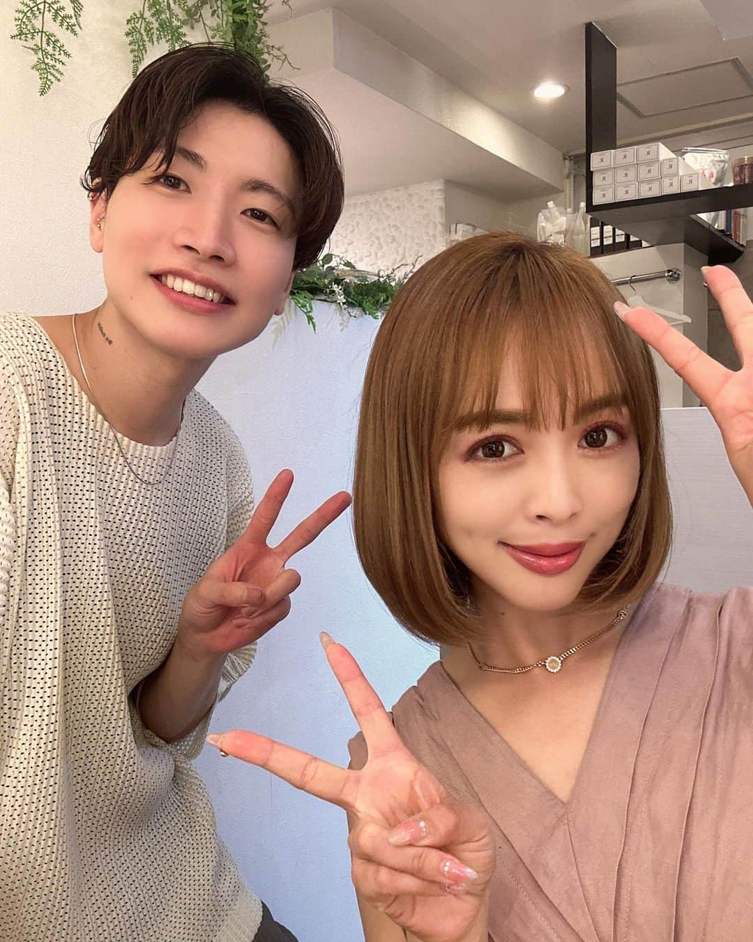 板橋瑠美さんのインスタグラム写真 - (板橋瑠美Instagram)「ノーマルカメラ加工なしのお届け☻  シネマティックで撮影したりもハマってますし テレビのお仕事とかもいただいててますし  もう加工なしでも肌を綺麗にいたい！を目標に、 LUMILIEを作って、美容を頑張ってますので、 ノーマルに耐えられる36歳を頑張ります^_^  ということで、  髪色変えました💓  自然光にあたるこのグレージュな感じをお見せしたく💓  夏の紫外線で傷みやすい髪を、安定の @rrsalon.aoyama さんのトリートメントで完全に生き返りました💓  じゅんさんありがとうございました^ ^ @rrs_jun  （最後のはアプリですw）  毎日暑いけど頑張りましょう❗️💓」7月26日 21時14分 - rumi_official_0616