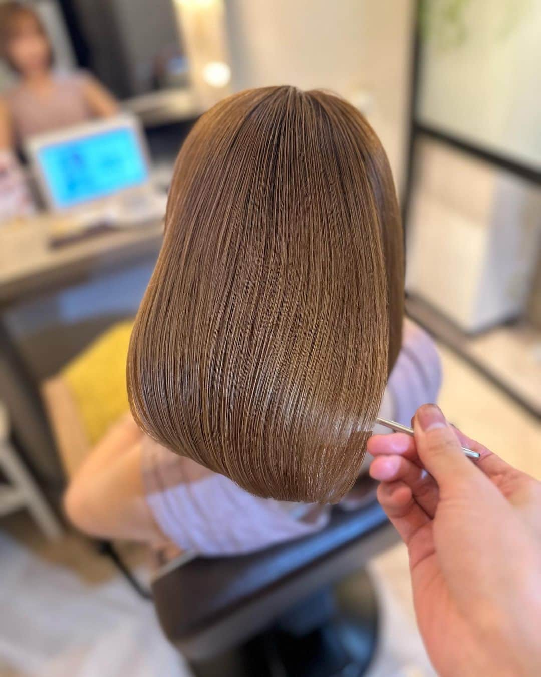 板橋瑠美さんのインスタグラム写真 - (板橋瑠美Instagram)「ノーマルカメラ加工なしのお届け☻  シネマティックで撮影したりもハマってますし テレビのお仕事とかもいただいててますし  もう加工なしでも肌を綺麗にいたい！を目標に、 LUMILIEを作って、美容を頑張ってますので、 ノーマルに耐えられる36歳を頑張ります^_^  ということで、  髪色変えました💓  自然光にあたるこのグレージュな感じをお見せしたく💓  夏の紫外線で傷みやすい髪を、安定の @rrsalon.aoyama さんのトリートメントで完全に生き返りました💓  じゅんさんありがとうございました^ ^ @rrs_jun  （最後のはアプリですw）  毎日暑いけど頑張りましょう❗️💓」7月26日 21時14分 - rumi_official_0616