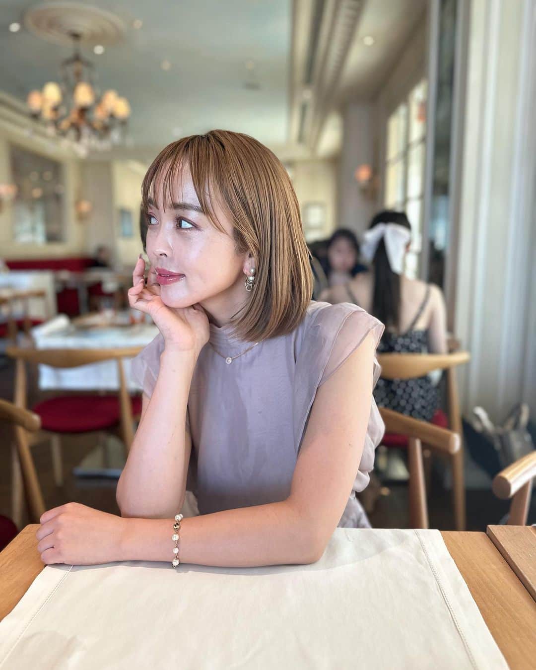 板橋瑠美のインスタグラム：「ノーマルカメラ加工なしのお届け☻  シネマティックで撮影したりもハマってますし テレビのお仕事とかもいただいててますし  もう加工なしでも肌を綺麗にいたい！を目標に、 LUMILIEを作って、美容を頑張ってますので、 ノーマルに耐えられる36歳を頑張ります^_^  ということで、  髪色変えました💓  自然光にあたるこのグレージュな感じをお見せしたく💓  夏の紫外線で傷みやすい髪を、安定の @rrsalon.aoyama さんのトリートメントで完全に生き返りました💓  じゅんさんありがとうございました^ ^ @rrs_jun  （最後のはアプリですw）  毎日暑いけど頑張りましょう❗️💓」