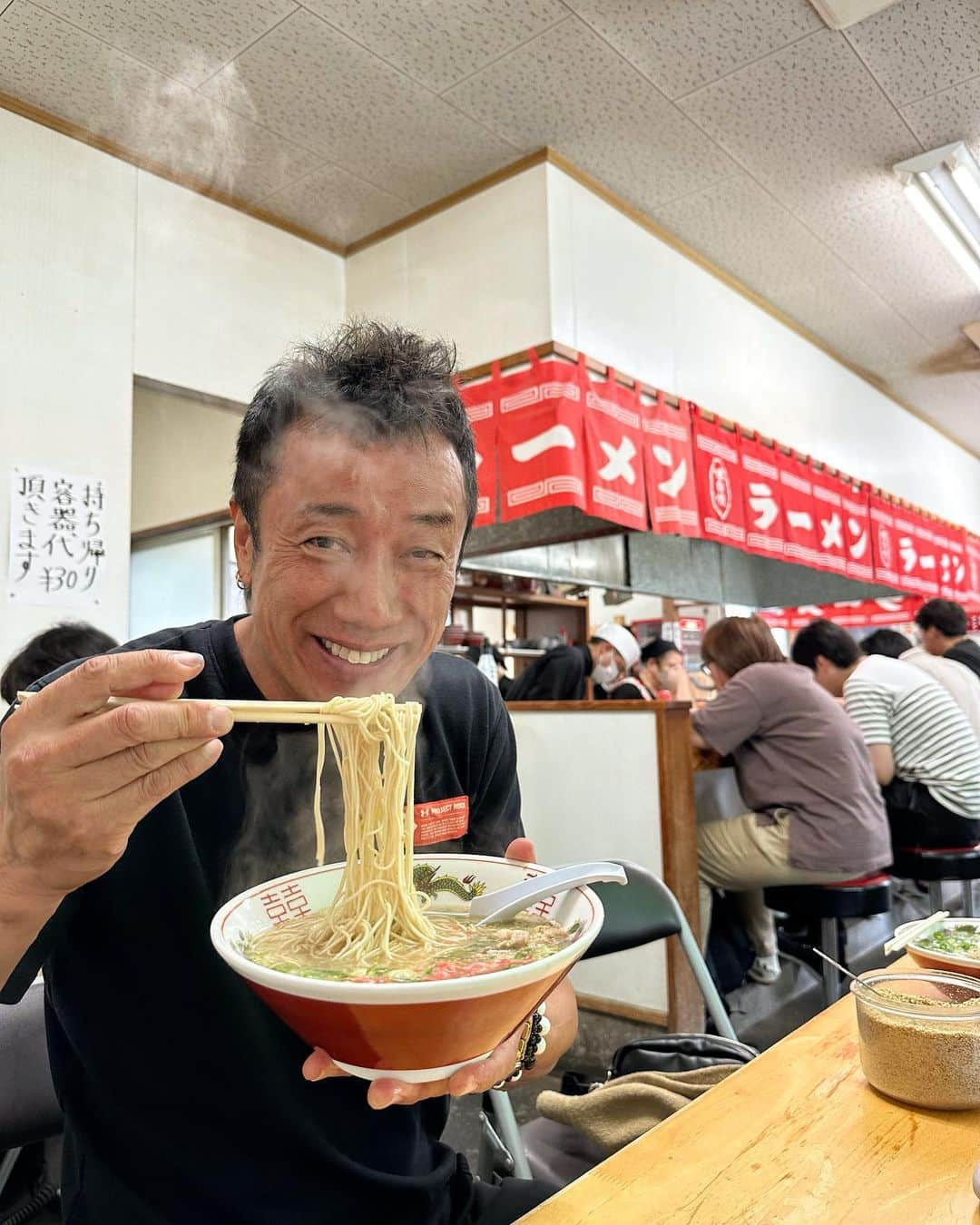 長渕剛のインスタグラム：「. 今日はチートdayだ！ 食いまくる日💪💪  さあ、明後日、新潟っ🔥🔥 行くぞお、みんな‼️‼️‼️‼️  2・3枚目 Photo by : @hayato_ichihara  thanks!  #長渕剛 #nagabuchitsuyoshi #2023 #ツアー #oh #guitar #banjo #ラーメン #🍜」