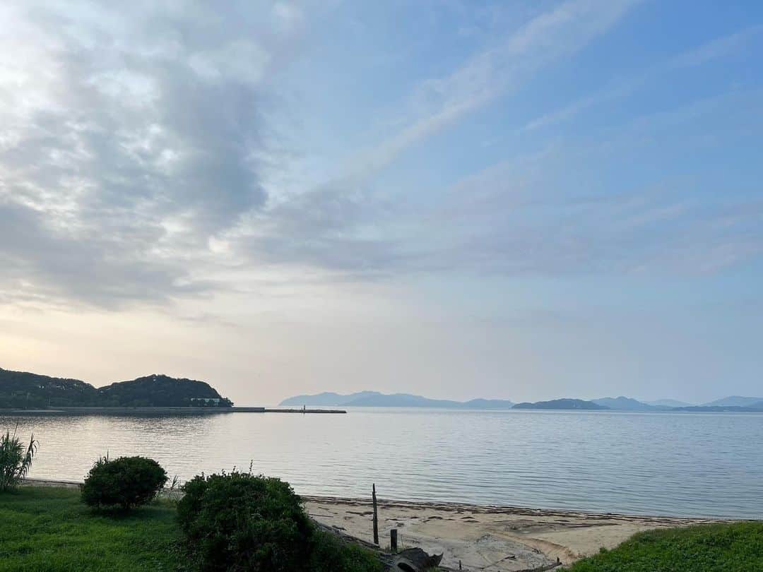 milleprintemps Japanのインスタグラム：「糸島の海 海が穏やかできれいでびっくりしました 無人駅を降りると海も山もすぐそこです  #糸島市」