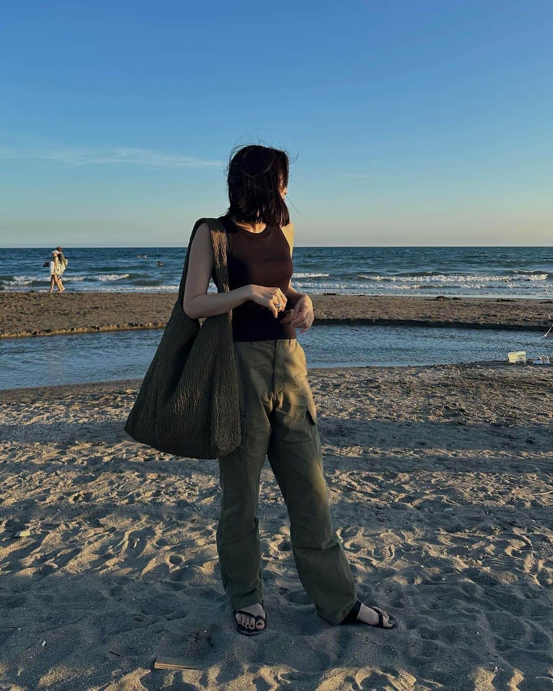Alisaのインスタグラム：「海に行った日🌊今年はちょっとずつ夏らしいことできている気がするから嬉しい、、、！  @magnolia_tokyo  髪短くなって大ぶりのピアスがバランスよく感じてきて新鮮な気持ち。最近はTM big line hoopsを着けることが多いです☺️  #夏の思い出#海#由比ヶ浜#鎌倉 #シルバー925#シルバーピアス#COS #タンクトップ#カーゴパンツ」