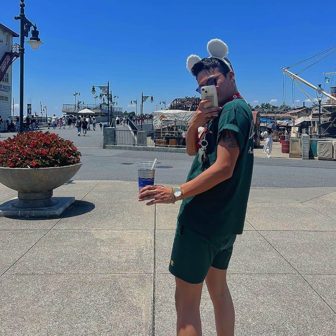 鵜澤千尋のインスタグラム：「𝑆𝑢𝑚𝑚𝑒𝑟 𝑡𝑟𝑎𝑑𝑖𝑡𝑖𝑜𝑛☀️  #ディズニー #ディズニーシー #disney #disneysea #東京ディズニーシー #夏 ##夏コーデ #夏しか勝たん #夏大好き #セットアップ #champion #nike #greeeen #オシャレ #オシャレさんと繋がりたい #やりらふぃー #じゃないよ」