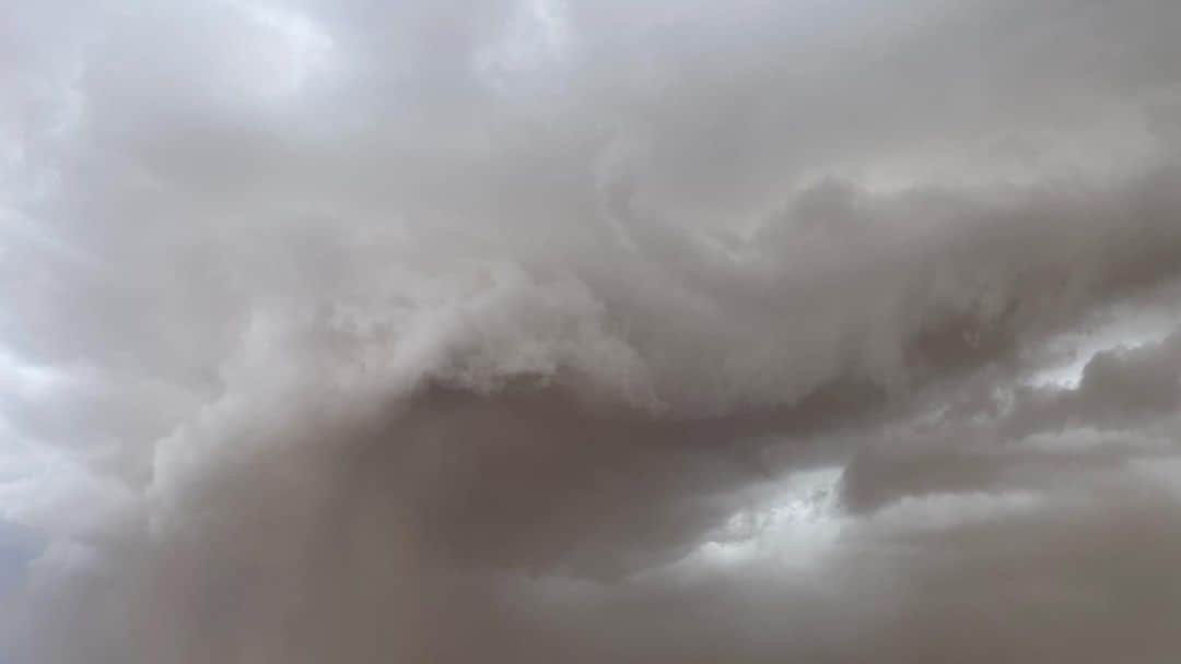 VIVANTさんのインスタグラム写真 - (VIVANTInstagram)「⋱ 🐈‍⬛#𝐕𝐈𝐕𝐀𝐍𝐓ep2 裏話📸 ⋰ 乃木たちと同じようにスタッフもロケ中に砂嵐に遭遇🐪 モンゴルスタッフが「もうすぐ嵐がくる」と口々に言うと、見上げた先には巨大な砂嵐が🌪 そして10分後には土砂降りに…. 大陸の自然はすごいです…!  7/30(日)よる9時 ⚫#𝐕𝐈𝐕𝐀𝐍𝐓 第3話 69分𝐒𝐏🎬️🔴」7月26日 21時30分 - tbs_vivant