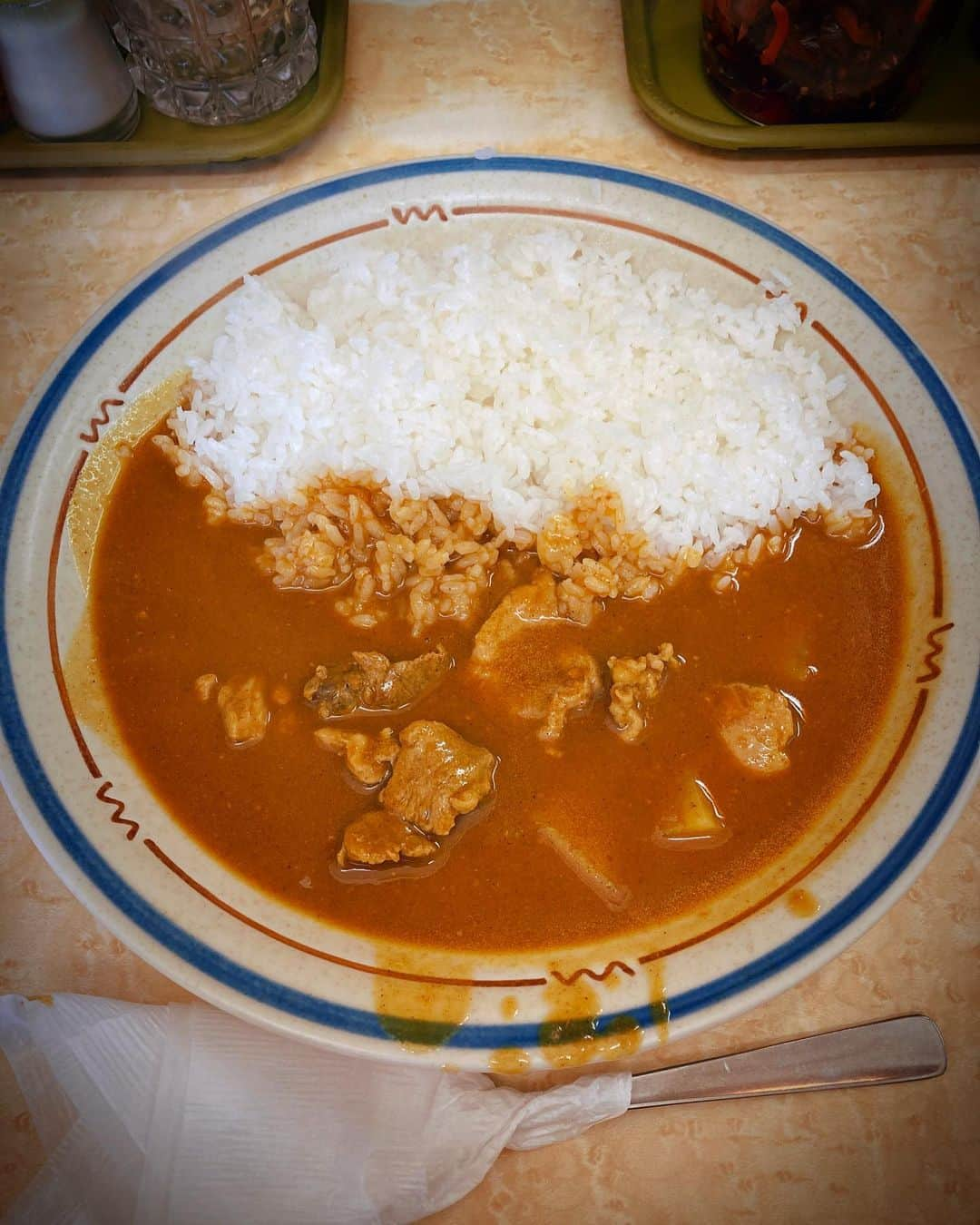 大岡源一郎のインスタグラム：「また行くんかい。 . #今日はポークカレー大盛り #夏はカレー #熱中症に気をつけて #最近上野によく行くのでつい… #うまみのクレッシェンド #は？」