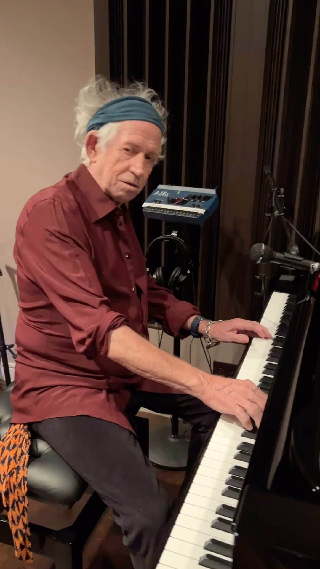 キース・リチャーズのインスタグラム：「Happy Birthday, Mick. Long may we keep saying this to each other, Happy  80th! Love, Keith  @mickjagger」