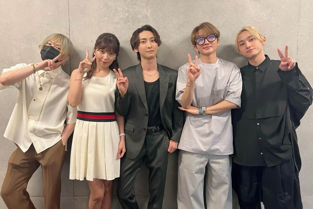 與真司郎さんのインスタグラム写真 - (與真司郎Instagram)「To all my fans, today was a very special day for me. For years, I struggled to accept a part of myself...But now, after all I have been through, I finally have the courage to open up to you about something. I am a gay man.   It has taken me a long time to be able to say I am gay. I could not even say it to myself. However, I’ve come to realize it is better, both for me, and for the people I care about, including my fans, to live life authentically than to live a life never accepting who I truly am. I hope people who are struggling with the same feeling will find courage and know they are not alone.  I held this event today because I wanted to tell as many of you as possible directly. For those unable to attend I will be posting my full speech on my website tomorrow so you can hear the news in my own words. The link is in my bio (English subtitles available).   When I think of my work in the entertainment industry and the many things for which I am grateful, it is my relationship with my fans that first comes to mind. I thank you guys from the bottom of my heart for standing beside me over the years. I’d also like to thank my family, friends, staff members and my fellow AAA members for providing me their full support throughout this process.   SHINJIRO  ファンのみなさんへ、  今日は僕にとって一つの節目となる一日でした。 僕は長い間とある不安と闘っており、自分の一部を受け入れることに苦労していました。 でも、さまざまな葛藤を乗り越え、今やっとみなさんにこのことを打ち明ける決意ができました。  それは、僕がゲイであるということです。  カミングアウトを決意するまでに、すごく時間がかかりました。 自分ですら、自分のセクシュアリティーを受け入れることができませんでした。  でも、悩みに悩んだ結果、ファンのみなさんをはじめ、僕が大切にしている全ての人達、 そして僕自身のためにも本当のことを受け入れ、それをきちんとみなさんに伝えることが 僕なりの誠意だと思いました。   そして、僕と同じ境遇に置かれている方々にも勇気を持つキッカケになってほしいと思いました。自分は一人ではないということをわかってほしかったです。  今日はみなさんの顔を直接見ながらこのことを伝えたいと思い、このイベントの場を設けさせていただきました。そして、今日来れなかったみなさんにも僕からの言葉を届けたいと思い、明日ウェブサイトにスピーチの映像を載せようと思っています。プロフィールにリンクを貼っておきます。 長年エンターテインメント業界でお仕事をさせていただいて、これまでたくさんの出来事がありましたが、その中でもファンのみなさんと築き上げてきた思い出が間違いなく一番印象に残っています。そして、支えて下さったみなさんに心より感謝しております。 そして、今日この日を迎えるまでずっと支えてくれた家族、友達、スタッフのみんな、そして今日来てくれたメンバーも、本当にありがとう。  これからも応援していただけたら嬉しいです。  與 真司郎」7月26日 21時23分 - shinjiroatae1126