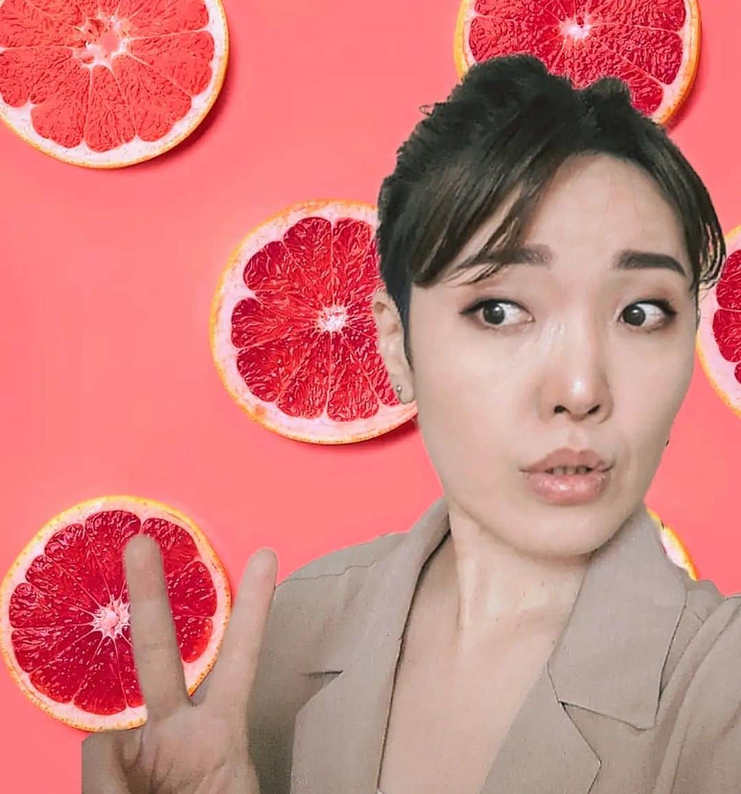 隅田美保のインスタグラム：「///  ふんばろ！！！  #隅田美保 #ピンクグレープフルーツと私 #合成写真です  #気持ちだけでもフレッシュに」