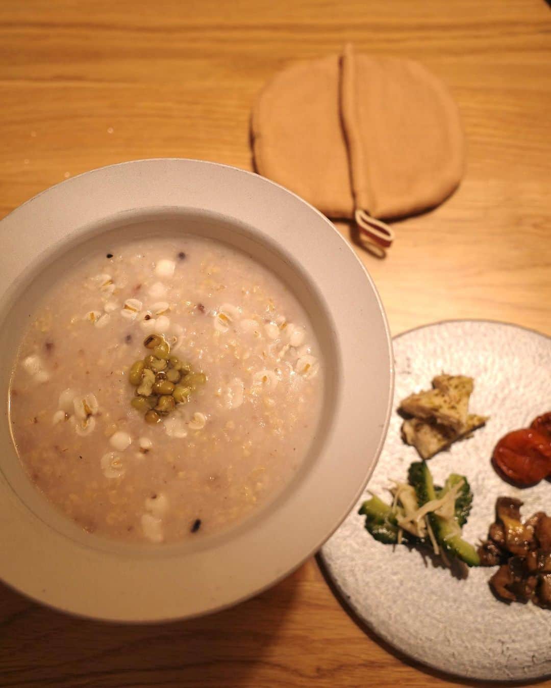 赤坂由梨さんのインスタグラム写真 - (赤坂由梨Instagram)「⁡ @osaji__ がお粥のコースランチをやってるらしい、と ずっと気になっていた北上野のHENGENへ。 ⁡ osajiのディレクターの方がディレクションされていて 健康で美しくなれる料理がテーマなのだそう🌿 ⁡ もちろんお願いしたのは「健美粥」コース🌼 雑穀米・玄米・もち米から選べて、私は雑穀米を選んだけど今まで食べたことがない食感で、なおかつ今までで一番美味しいお粥でした…。トロトロなのにしっかり素材の味がするのと、鶏のスープが加わっているのでお粥だけでもしっかり美味しい🥲友達が頼んだもち米のお粥は、また食感が違ってムースのようで、これも本当に美味しかった… ⁡ お粥のみならず、前菜もお肉料理も(お魚も選べるよ)デザートまで本当に美味しかった上に、全然身体の負担にならなかったのも感動でした。サーブされていた綺麗な形の器も同じ会社さんが作られていると聞いてびっくり！ @insta_hege  ⁡ 私はパイナップルケーキを、友達は食後に出して頂いた蓮の葉茶を各々しっかりテイクアウト☺️季節でメニューが変わるそうなので定期的に行きたくなるお店になりました🌿 ⁡  #HENGEN #ヘンゲン #健美粥 #osaji #お粥ランチ #HEGE #北上野 #北上野ランチ#入谷ランチ」7月26日 21時25分 - __fuyuri