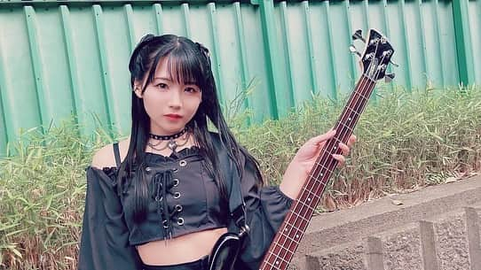 広瀬ゆうきのインスタグラム：「ラジオでインスタ投稿強化するという話をしたのでがんばります🎸  .  #Lonesome_Blue #bass #ロンブル #ベース女子」