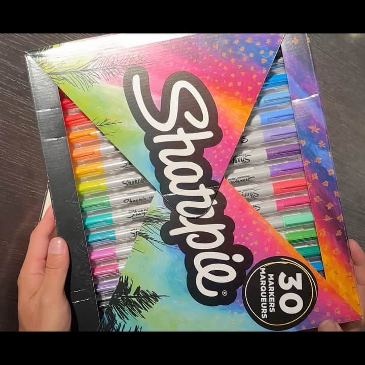つるの剛士のインスタグラム：「— つるの剛士×Sharpie  夏休みスペシャルワークショップ開催‼️  詳しい情報、応募方法…はこちらから👉@sharpie_jp   #sharpie   アメリカ生まれの油性マーカーSharpieを使って、つるの剛士さんと一緒にアート作品を描く、楽しいワークショップです。  実施日時：2023年8月20日（日）14時〜15時30分（90分想定） 　　　　　　※13時30分〜受付開始となります。 実施会場　：F studio SHIBUYA（東京都渋谷区渋谷3-3-5 NBF渋谷イースト1F）　 出演者：つるの剛士さん、アート講師2名 募集人数：抽選で最大20組40名様をご招待（応募多数の場合は抽選とさせていただきます。） 募集期間：2023年7月14日（金）〜7月28日（金） 当選発表：当選した方にのみ、8月４日（金）頃にメールにて通知（日程は多少前後する可能性がございます。） Sharpie公式Instagramアカウント：https://www.instagram.com/sharpie_jp/  【応募要項】 ①小学生以上１名と保護者１名の参加となります。 ワークショップをご体験いただけるのはお子様のみとなります。 ②保護者がInstagramアカウントをもっていることが必須となります。 ③Sharpie公式Instagramのフォロー、イベント告知投稿に「いいね」をしていただくことが必須となります。 ④当日作成した作品を自身のInstagramへ投稿していただくことが必須となります。 ⑤当日の撮影、及び撮影した写真をSharpie公式HP、各種SNS等に掲載されることがございます。 ご承諾頂くことが必須条件となります。 ⑥当日会場までの往復交通費はご自身の負担となります。」