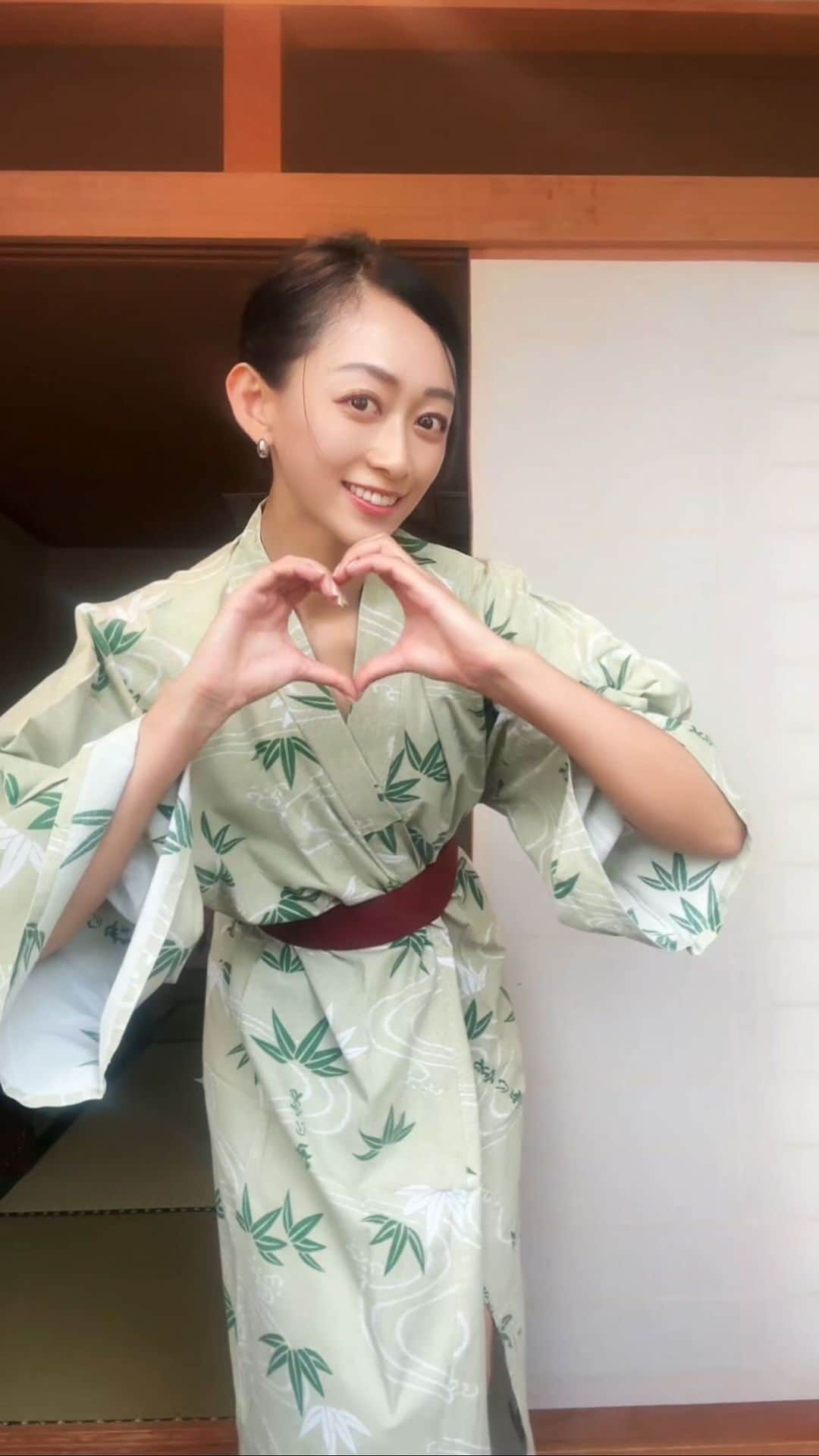 梨衣名のインスタグラム：「Ready for kicking!  カッコつけてるのに、👘ツンツルテンなのよ。🤣 #高身長あるある  #温泉街 出差啦！ 今週末はいよいよ、S耐 in オートポリス @rookieracing_official  応援よろしくお願いします🐶🚗🏁💛💙」