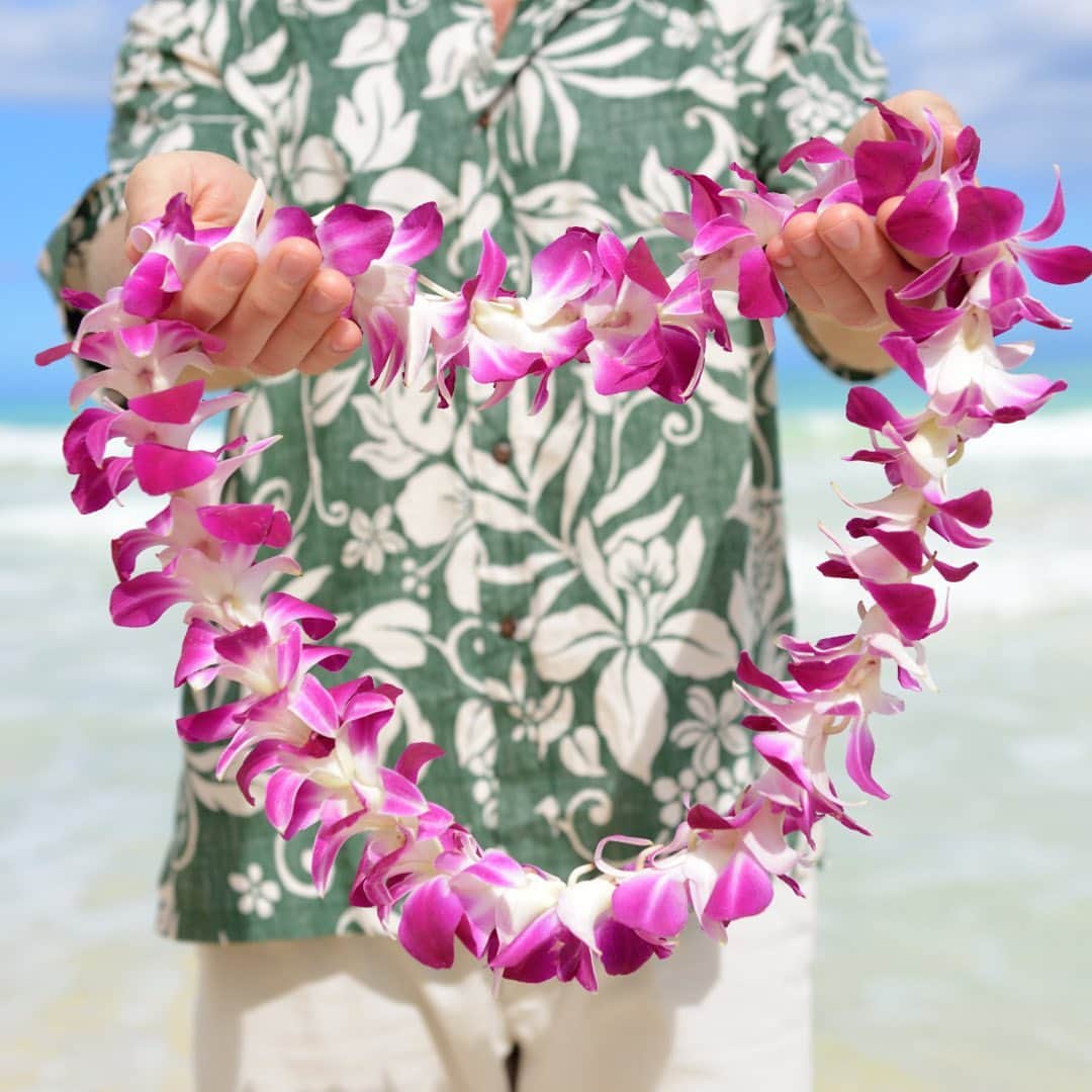 Instagenic Hawaiiのインスタグラム：「. Aloha!  今年こそ海外旅行に行きたい！という方も、ハワイの楽しみ方のひとつとしてショッピングやアクティビティツアーに参加する以外にも、ハワイの無料カルチャーワークショップに参加するのもオススメ🌺✨  ホテルや商業施設では無料のカルチャーワークショップが開催されていて、フラ、ウクレレ、レイメイキング、ラウハラ編み、ハワイ語レッスンなどの体験はきっと素敵な思い出になるはずです🤙🏽🙂  #ハワイ #ワークショップ #体験 #ハワイ旅行 #カルチャーワークショップ #文化体験 #レイ #思い出 #ハワイ旅 #アロハ」