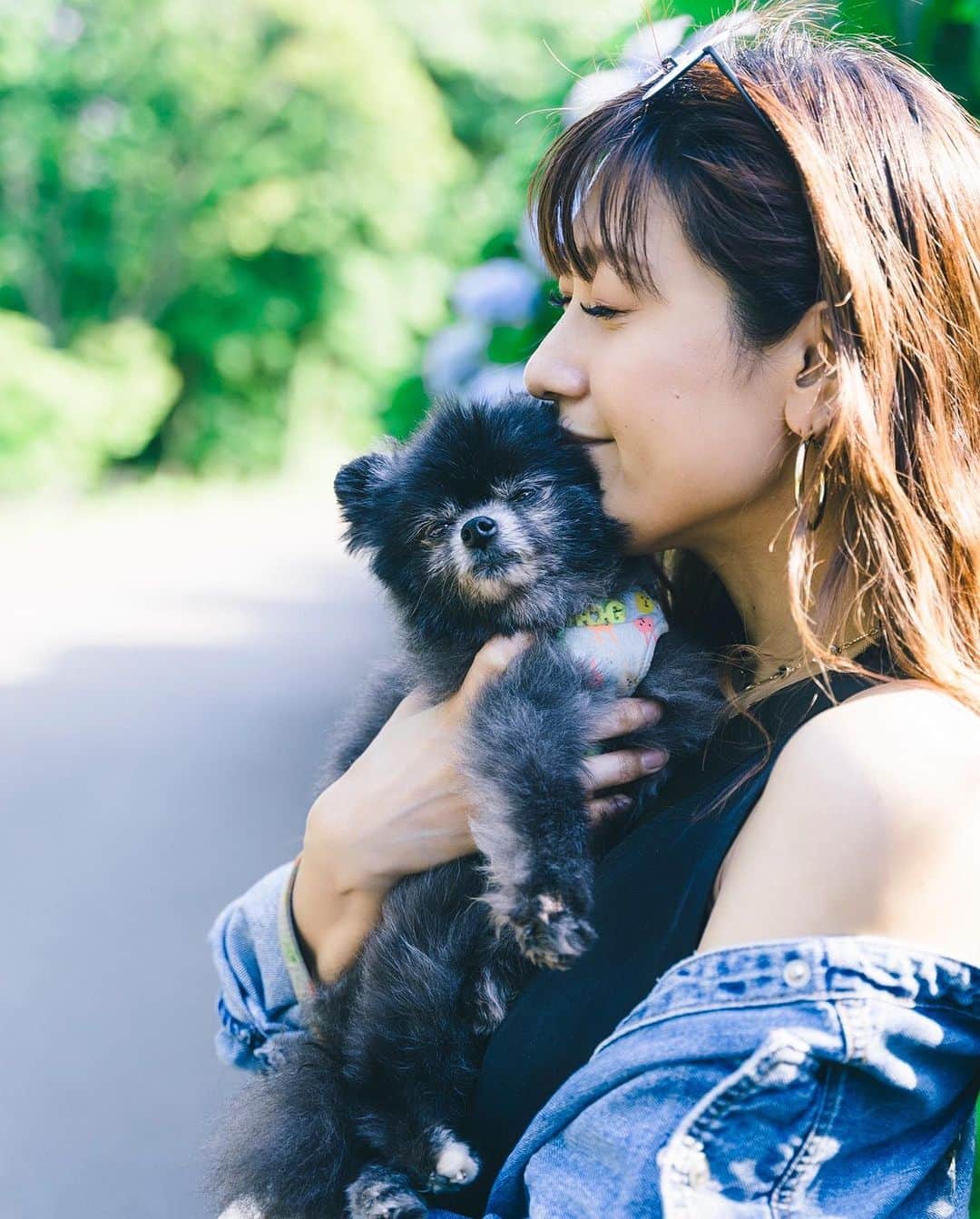 片桐舞子のインスタグラム：「くま、大好きだよ。 誕生日おめでとう。  ママはくまに会いたくて会いたくて どうしようもなく寂しい時が まだたくさんあります。  去年までの15年間 キミの誕生日をお祝いしてた今日を どうやって過ごせばいいかわからないんだ。  でも、また明日からは前を向いて 頑張るからさ 今日くらいは キミを抱きしめられない寂しさに キミが隣にいない悲しみに 泣いてもいいよね？？  Happy birthday my little angel  天使になったキミに届きますように  大好きだよ大好きだよ大好きだよ ずーっと大好きだよ  今日は奮発してササミをお供え 大好きなものをいっぱい食べて お空で元気いっぱい走り回ってね  ママより  #mylittleangel#くまちょ」