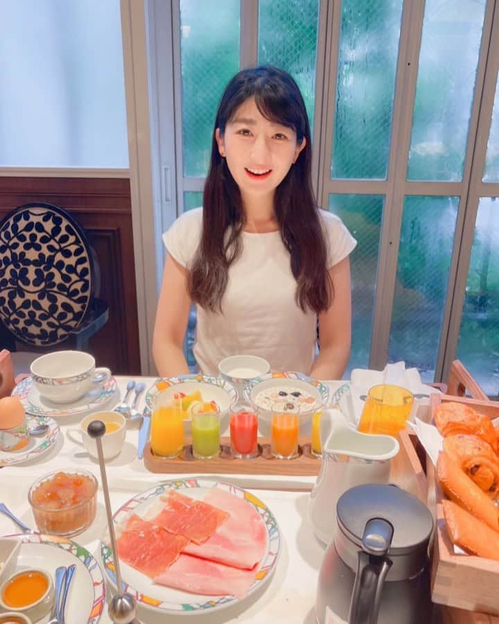 土屋香織のインスタグラム：「𖥎 神戸北野ホテル🍽️世界一の朝食𓂃*·⑅🦢 フランス料理界の重鎮ベルナール・ロワゾー氏より 公式に再現を許された『世界一の朝食』🍽️✨ 出てきた瞬間きゃー😍ってなった♡♡♡ どれも美味しくてたまらない。 うんうん❣️世界一の朝食❣️ . 白いちご【淡雪】のコンフィチュールが贅沢すぎて😍ジャムは果物のかたちがないペースト状が好みなのですが、こういったゴロゴロタイプで美味しいと思ったのこれが初めて❣️っていうかこんな美味しいコンフィチュール自体初めて食べました🤤すごい。 季節のって書いてあるから季節ごとに変わるんですね🥺✨ . コーヒーもとても美味しくて☕️ミルクが濃厚で脂肪分が固まるくらいの濃さですがくどくなく、するする飲めてしまう☺️美味しくてもちろんおかわり♡ . パンも絶品。ホイップバターも種類があって楽しめるし、大好きなフィナンシェにアーモンドペーストをつけていただくのがまたたまらない🥰 . はぁ♡思い出すだけで幸せな気持ち☺️♡ 優雅な朝食でした🦢✨ . . . #神戸北野ホテル #北野ホテル #kobekitanohotel #kobekitano #世界一の朝食 #贅沢な時間 #かおvoyage #東京 #東京女子部 #kobe #luxuryhotel #luxury  #ホカンス #retrip_nippon #tabifleeeeek #ツギノタビ #神戸観光 #神戸旅行 #ルレエシャトー #relaischateaux #憧れホテル #ホテルの朝食 #hotel #hotelbreakfast #beautifuldestinations #beautifulcuisines #breakfast #japantravel #japantrip #japantravelphoto」