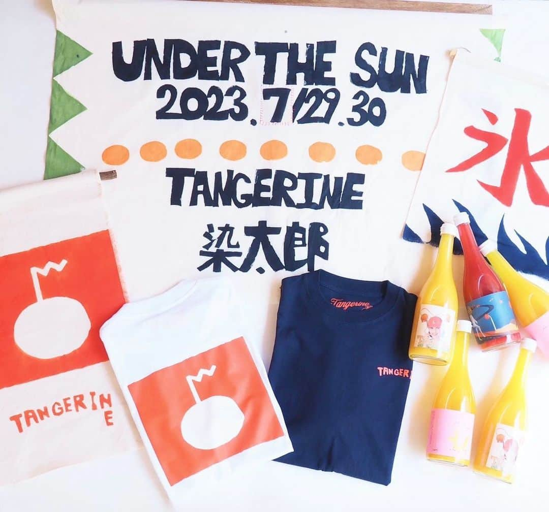 荒井 結生 Yuki Araiのインスタグラム：「🍊Tangerine × 染太郎 POP UP STORE at UNDER THE SUN🎶  7/29(sat)~7/30(sun) 11:00-20:00 UNDER THE SUNにて  今年も夏がやってまいりました☀️  Tangerine @tangerine7993751 は、愛媛でみかん農家を営みつつ、100%ジュースや洋服を中心に、全国へと発信しています。  染太郎 @sometaro_ha は、「型染」という技法で暖簾や手拭いなどのアイテムを製作しています。  どちらも伝統的なことを大事にしながらも、型にはまらない自由な発想で常に新しいことに挑戦し続けるREALな方たちです。 完全にリスペクトしかありません。 UTS @underthesun_sgj という新しい場を作った中川さんの元でこういったPOP UPが行われるのも、不思議な縁を感じずにはいられません。  さて、当日店頭ではTangerineの子どもから大人まで楽しめる、まさに「飲むみかん🍊」なジュースをそのままいただけますし、おうちやギフトにもぴったりなボトルジュースもゲットできます。 そしてそのブラッドオレンジジュースをふんだんに使ったかき氷🍧や、染太郎のみかん柄を使ったTシャツなどのグッズも販売いたします。  そして染太郎の「型染」という伝統技法の質感をポップ♪に活かし、夏の必需品である手拭いも販売いたします。 今回のPOP UPの暖簾も染太郎さんに製作していただきました‼︎🎶 (日付の修正跡がまたかわいいのですね)  僕自身、とっても楽しみです‼︎ 7月の終わり、茹だるような暑さが続いていますが残り1ヶ月の夏を乗り切るフレッシュなイベントは今週末開催です‼︎  合わせて古着の大量入荷もございますので、ぜひ皆さまお待ちしてます！☀️」