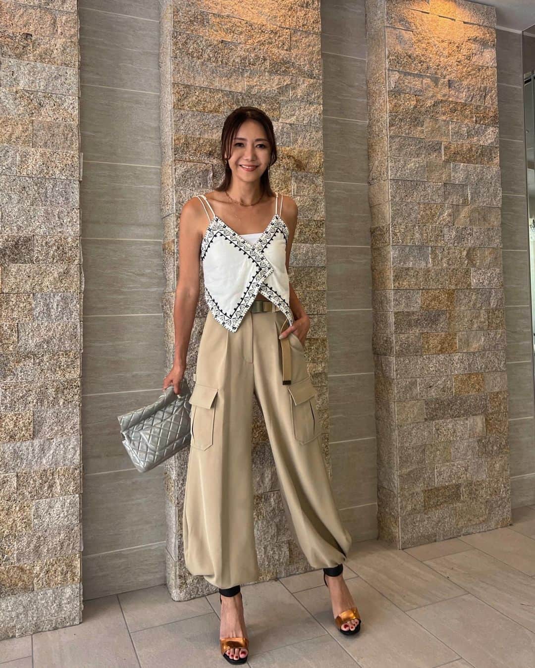 川島幸美のインスタグラム：「ボトムをバルーンパンツにするだけでなんだか新鮮😍 ヒップや裾幅のサイズ感など、 パーフェクトなシルエットに仕上がりました🤍🤍🤍」
