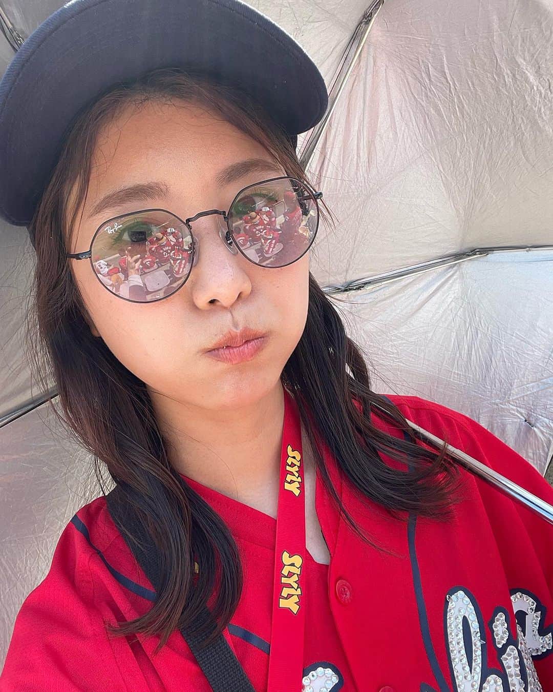 木村那津美のインスタグラム：「🎏  いつぞやのカープ デーゲーム  カープの試合を見たことないという いとこを連れて、行ってきました！ ずっと広島住みなのに それはいけん！  内野自由席だったので 屋根ないしめちゃくちゃ 暑かったけど、球場グルメを堪能しました！  声出し応援解禁になってて、 やっぱり球場の空気はこうじゃないと！と実感。  もしかしたらもしかするかも！? な順位表になっているので、ワクワクです。  この日も勝ちました♪  #背番号は！マーク　#母のユニ借りた スライリー。」