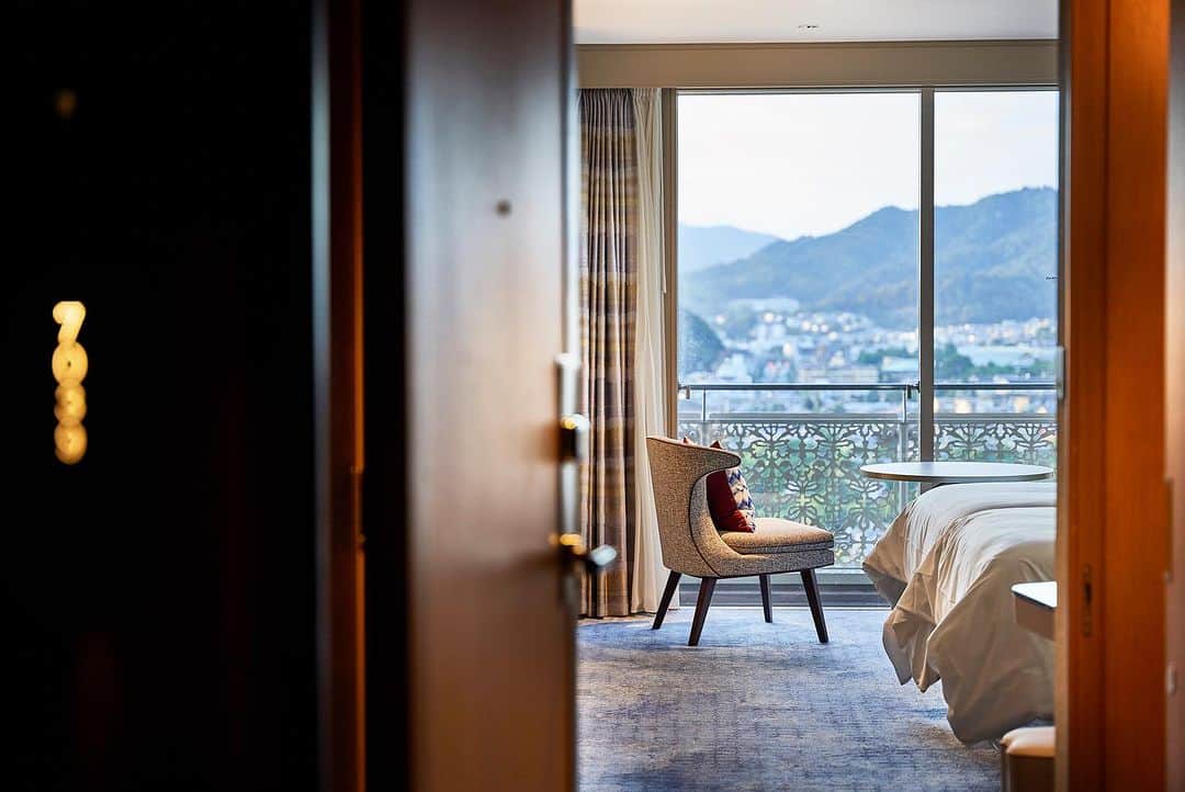 THE WESTIN KYOTO ウェスティン都ホテル京都さんのインスタグラム写真 - (THE WESTIN KYOTO ウェスティン都ホテル京都Instagram)「扉を開ければ、ベッドの向こうに広がる京都の街並み。 高台から北の方まで望む古都京都の景色を存分に満喫できる平安京ビュータイプのお部屋。  Open the door and you will see the cityscape of Kyoto spread out beyond the bed. Heian-kyo view type rooms allow you to fully enjoy the view of the ancient capital of Kyoto from the hilltop to the north.  #京都旅行　#京都観光　#ホテル　#京都ホテル #眺めの良い部屋　#都ホテル　#京都　#夏休み #kyoto #travelkyoto #kyotojapan #kyototrip #summertrip  #westinmiyakokyoto #westin #marriottbonvoy #ウェスティン都ホテル京都」7月26日 21時47分 - westinmiyakokyoto