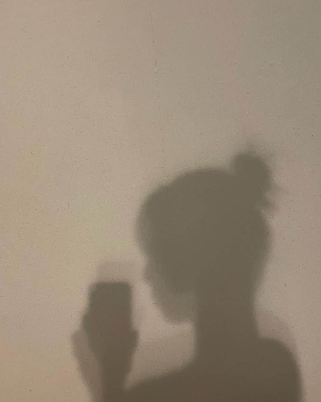 のインスタグラム：「・ ・ 家でエモい写真撮れると思ってなかった  #井上玲音」