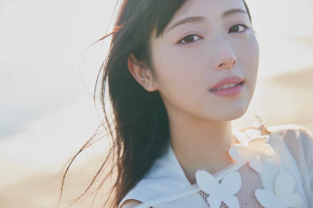 進藤郁子のインスタグラム：「浜辺美波ちゃん2023年カレンダー  どの月の美波ちゃんもかわいい❤️ 可愛すぎるんです。  @minami_hamabe.official  @sampeism」