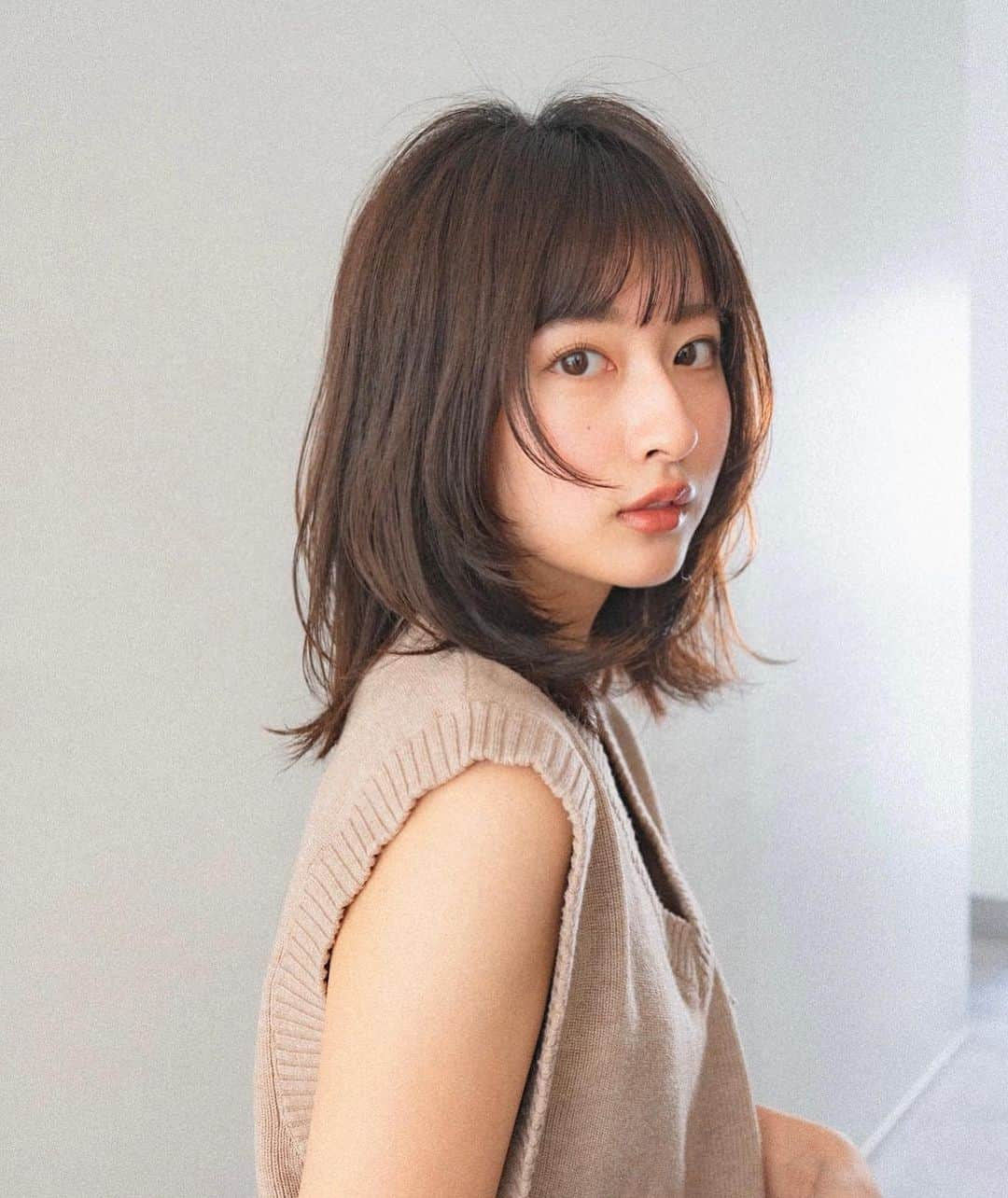 齋藤純也のインスタグラム：「FACE LAYER  顔まわりの動きがあるおしゃれだけどカッコ良すぎないヘアスタイルがこだわりです！ 骨格と輪郭と髪質に合わせて似合うを追求したヘアスタイルを♩  ✴︎PRICE✴︎ カット✂︎7700円 カラー✂︎7700円  カットなしの場合シャンプーブロー料金+2200円 カラーはトリートメントin処方で圧倒的な艶感と手触りをプラスします。 ブリーチor3Dハイライト施術はプラス7700円です。 パーマ✂︎7700円 トリートメント✂︎種類多数によりカウンセリングで決めさせていただきます。5500円〜11000円 縮毛矯正✂︎17600円、前髪のみは6600円 ・ ネット予約が×の所もお電話かDMで時間調整できますので気軽にご連絡ください！ kelly.表参道本店　A1出口より徒歩45秒 東京都渋谷区神宮前5-2-5 JY表参道ビル２Ｆ kelly. ・ ・ ✔️群馬県伊勢崎市で出勤するスケジュールは隔週水曜日です。 群馬店は料金が異なります、お問い合わせください 群馬のご予約はＤＭまたは ホットペッパービューティーで  kelly. by L.O.G 検索✂︎ 在籍日程が少なくて申し訳ありません。 薬剤は最新のものを揃えました 群馬県伊勢崎市宮前町146-1」