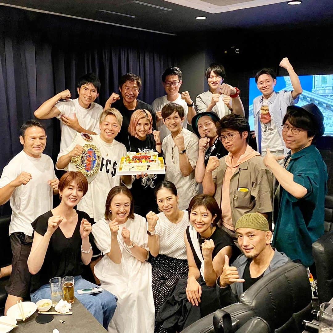 加藤優のインスタグラム：「昨日は、武尊さんの祝勝会 ＆  合同誕生日会でしたが、 私の結婚までお祝いしていただきました😭✨ (夫もお誘いいただき、アスリート会に 一緒に参加させていただきました🥹)  #オールスター合唱バトル を通して こんなにあたたかいチームメイトと 出会うことができて本当に幸せです…‼️ ありがとうございました🥹✨  改めまして、 武尊さん復帰戦KO勝利、 おめでとうございます㊗️🎊  そして、 6.7月お誕生日メンバーの 豊ノ島さん @toyonoshima_daiki  舞子さん @kanochan715  武尊さん @k1takeru  恵さん @megumi_kurihara_official  おめでとうございます🎂🎉  これからもよろしくお願いします❤️‍🔥  #オールスター合唱バトル #アスリート合唱団 #女子野球」