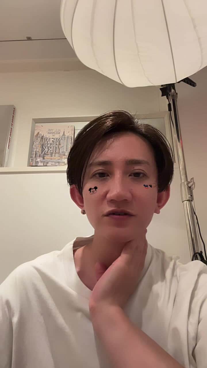 前原穂高のインスタグラム：「#美容室Violet #艶感 #くびれ #外ハネ #コテ風パーマ #韓国ヘアー #髪質改善トリートメント #ヨシンモリ #外ハネパーマ #くびれセミディ #ウルフ #寒色系カラー #ふわミディ #シースルーバング #小顔カット #大人可愛い #ハイライト #前髪カット #斜めバング #かきあげバング #ほだかっと #ほだからー #前原穂高」