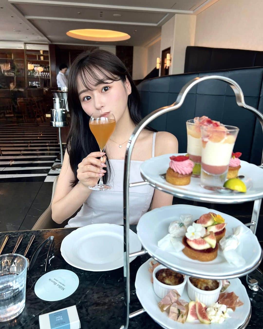 奥原ゆきののインスタグラム：「今週も折り返しですね〜 少し暑さが落ち着いたので嬉しい‥☘️  先週末は、母とミラーハリスのフレグランスについて学びに📚 家族で毎年訪れるホテルのアメニティが、ミラーハリスのTea Tonique（ティー トニック）だったこともあり、なんとなく親近感。  ミラーハリスは、調香師のリン・ハリスさんによって2000年にロンドンで誕生したメゾンフレグランス。 なんと私と同い年👀  ブランドコンセプトは「ボタニカル」。厳選した精油を贅沢に使ったフレグランスが人気です。  ナチュラルな安らぐ香りで、強い香水を付けない私も心惹かれました✨  新作の「イドラ フィグ オーデパルファム」は、フィグ（イチジク）をメインにしたシトラス マリン ウッディ調の奥の深い香りでした〜  お話を伺いながら「親子でコスメコンシェルジュ取って良かったね〜」と母とアフタヌーンティーを頂いた休日でした😌 . #コスメコンシェルジュ #化粧品検定1級」