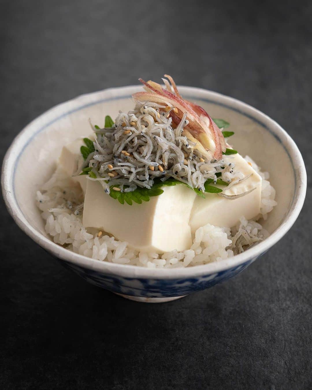 真藤舞衣子のインスタグラム：「こんな暑い日は「くずし豆腐のせご飯」はいかがでしょうか？ ボリューム感あり、栄養も充実、さっぱりとごはんが進みます。  梅干しや明太子などのせてもおいしいですよ😋  「真藤舞衣子のまいにちおいしい！豆腐と油揚げ」  出版から4ヶ月で重版しました！ありがとうございます！  表紙を開くと中身は本当にどれも美味しく、写真も素敵で、とても素晴らしいんです。  ぜひ！豆腐と油揚げ料理のレパートリーを増やすお手伝いができますように。  #まいにちおいしい豆腐と油揚げ」