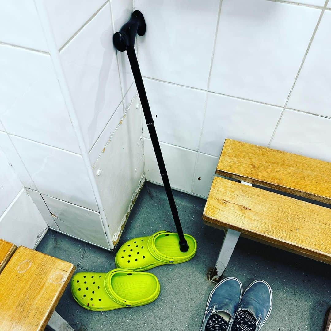 ニック・フロストのインスタグラム：「Just had a swim and leaving the pool found this in my shoe. A cane. It’s NOT COOL. You don’t leave a cane in someone’s Croc. It’s not on. I left barefoot.」
