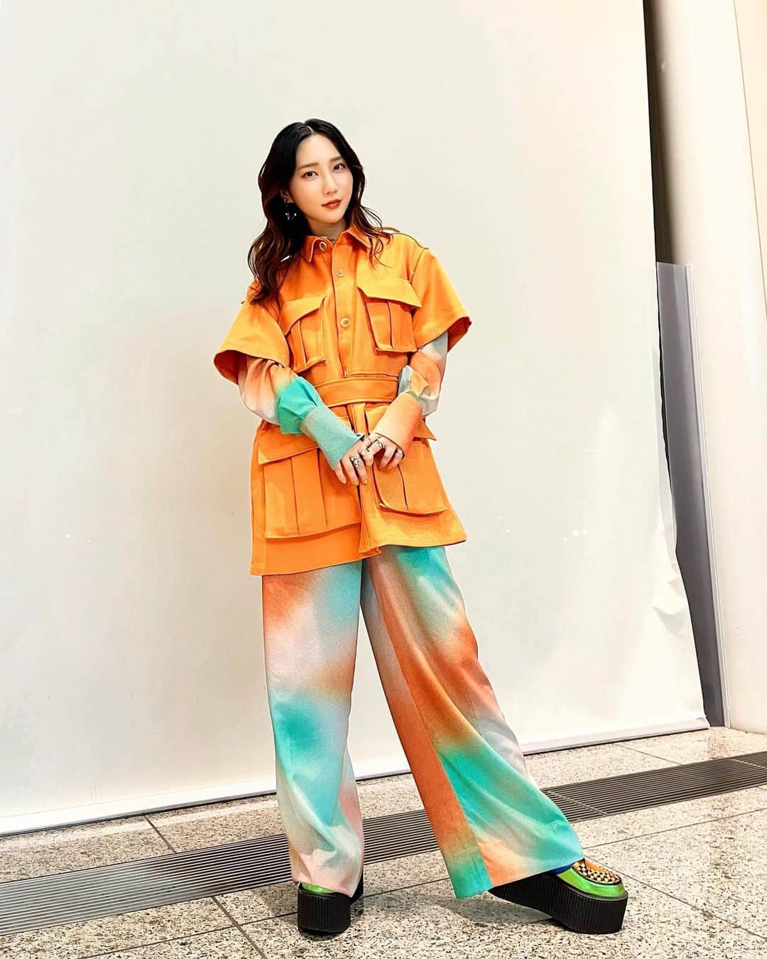 ファーストサマーウイカのインスタグラム：「#ウイカ衣装 🧡  ・ジャケット＆シャツ＆ブラウス →MAISON SPECIAL @maisonspecial_women  ・イヤリング→VLOOK @vlook_official」