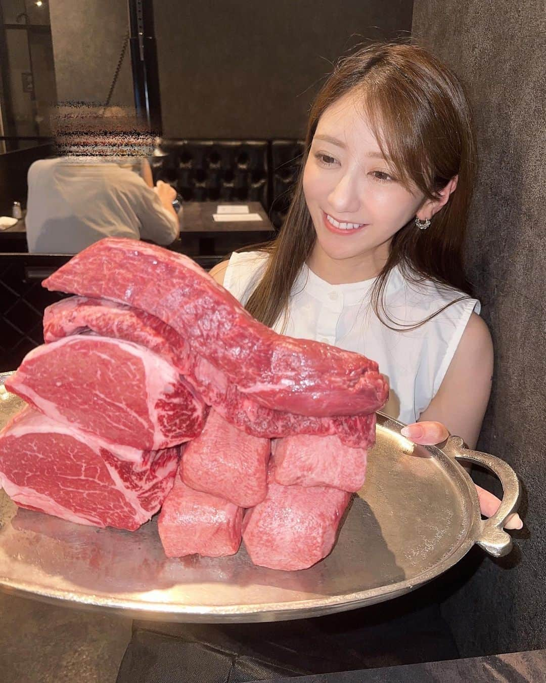 坂本麻子のインスタグラム：「. お誕生日のお祝いにと 友達が誘ってくれて 肉の塊に会ってきました🥩🥳 お肉が輝いてた✨✨✨ タンなんて勇者の盾かと思ったよ🛡️ . #住所非公開 の #一心不乱 というお店 美味しくて贅沢すぎる時間だったなぁ🫶 . 食べるのに夢中で撮り忘れたけど カレーめっちゃ美味しかったよー🍛✨ ドリンクが何杯飲んでも200円、、破格！ #趣味#食べること#にくすたぐらむ」