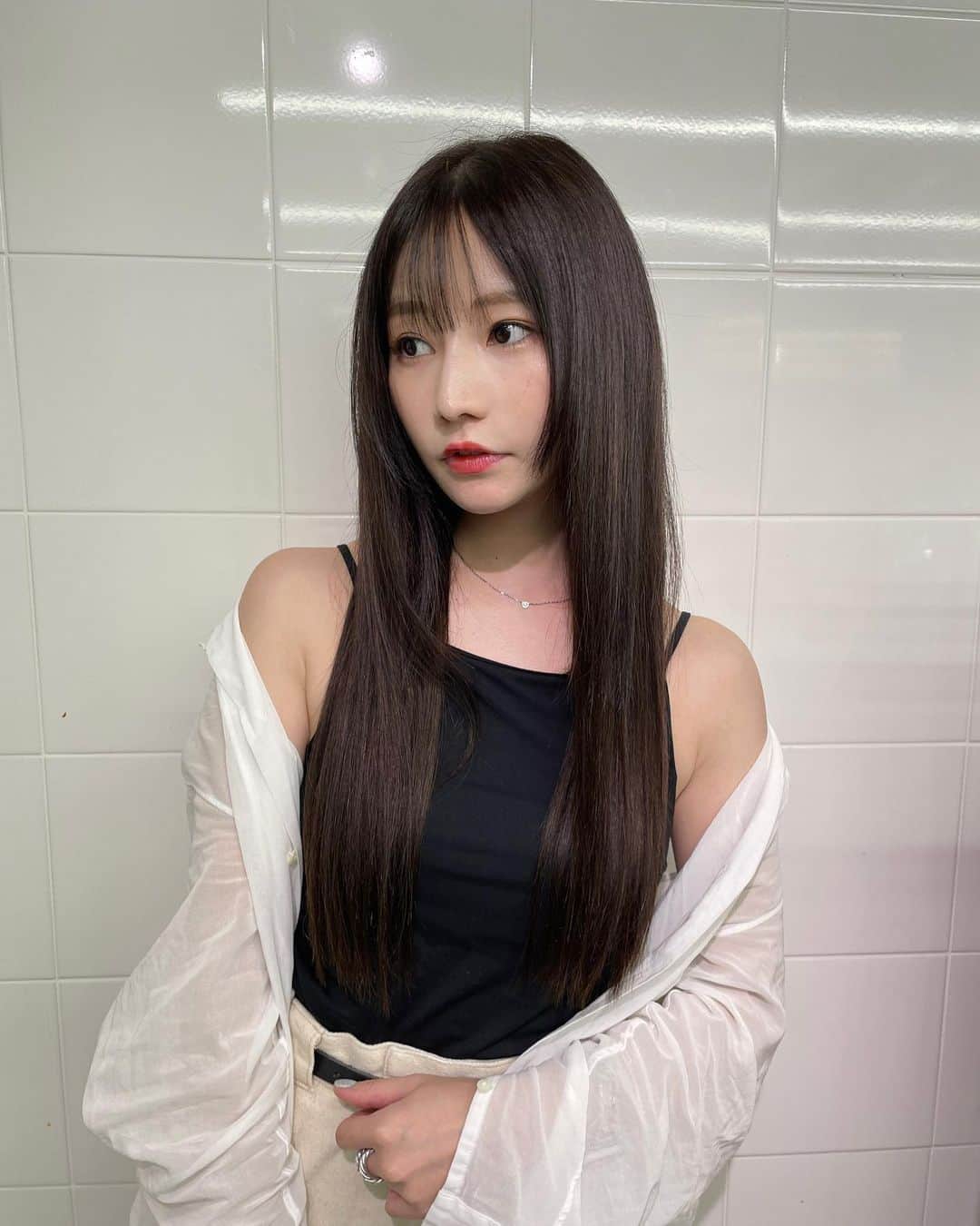 のインスタグラム：「お誕生日イベント前にロングに🖤  初のプルエクステ @pullexte_official  つけ心地も良く見た目も自然で気に入ってます✨ 髪色も落ち着かせました〜😌  @623hikaru 素敵な仕上がりありがとうございます🤍  #エクステ #プルエクステ #ロングヘア」