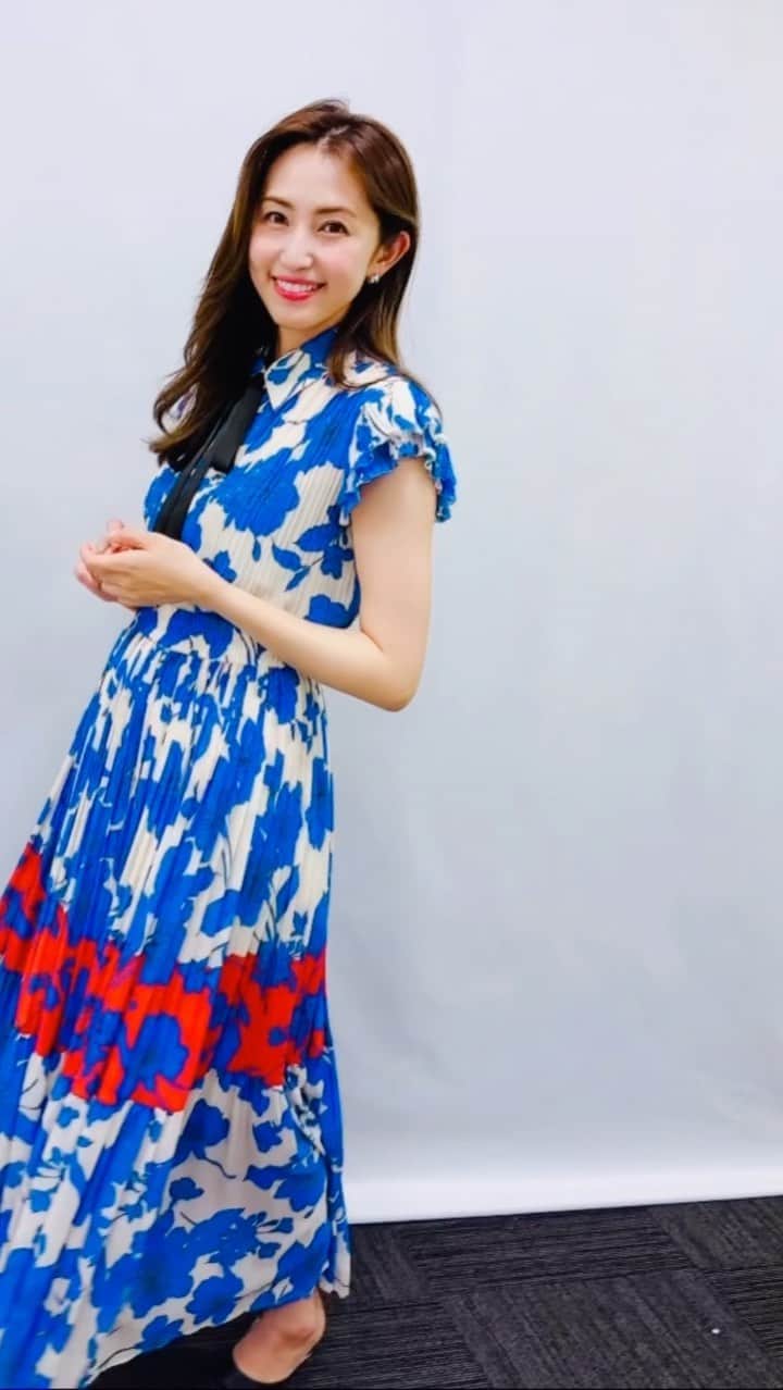 有村実樹のインスタグラム：「👗 今日のライブ配信時の衣装はこちら ライブのアーカイブは @bitekicom から見てね☺️ ⁡ ⁡ シャツ&スカート @doublestandard_official ⁡ イヤリング @anemone_official ⁡ ⁡ ⁡ ⁡ #スキンケア #美容 #美容好きな人と繋がりたい #メイク #コスメ #コスメ好きさんと繋がりたい #美容研究家 #植物療法士 #有村実樹 #ファッション #衣装」