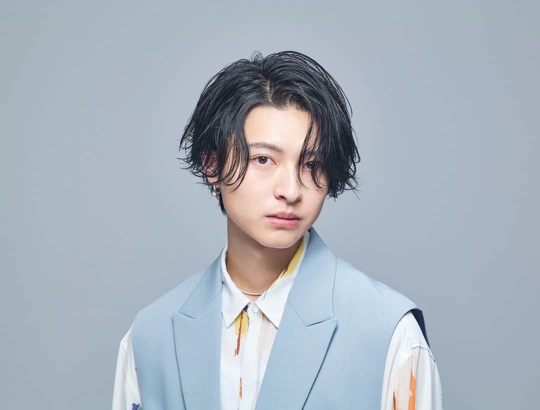 新納直のインスタグラム：「gloss move wax image style ** 全国のロフト、ドンキなど ワックスの置いてある店舗で掲載されます。 cut/styling @lipps_ishii.rina  model @niino0311   #メンズヘア #マッシュ  #センターパート  #lipps @lipps_mens」