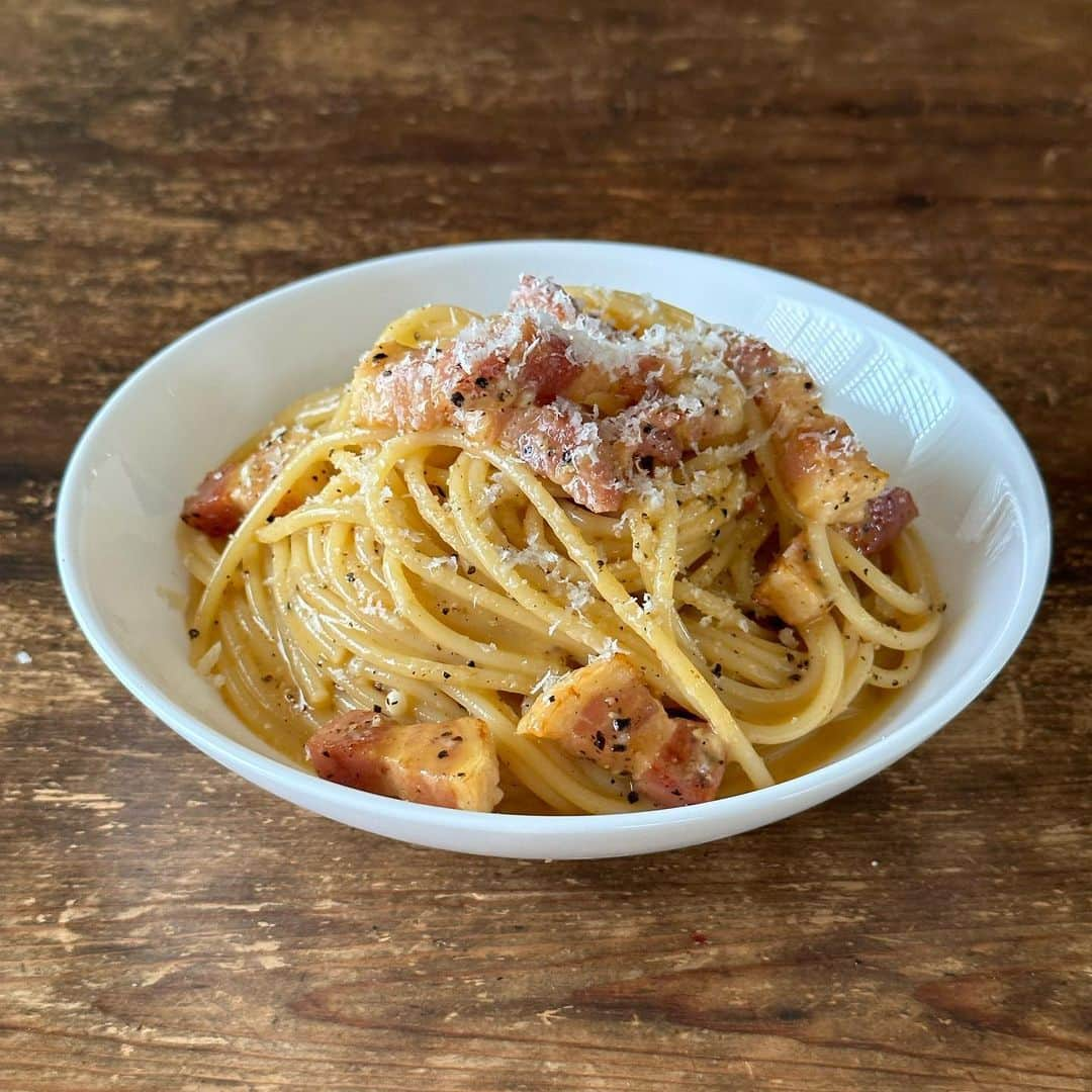 Tesshiさんのインスタグラム写真 - (TesshiInstagram)「カルボナーラ Carbonara #yummy #homemade #healthy #pasta #spaghetti #carbonara #egg #bacon #おいしい #パスタ #スパゲッティ #カルボナーラ #卵 #ベーコン #マカロニメイト #フーディーテーブル #手作り  オリーブオイル大1〜2、ベーコン40g、黒胡椒大1、ゆで汁大1〜2 卵1個＋パルミジャーノ・レッジャーノ20g＋ゆで汁大1 お湯1L、塩小2、麺100g 1~2 tbsp olive oil, 40g bacon, 1 tbsp pepper, 1~2 tbsp pasta water 1 egg and 20g Parmigiano Reggiano with 1 tbsp pasta water… 1L boiled water, 2 tsp salt and 100g spaghetti   とびきりおいしい家パスタ 紙の本も電子書籍も好評販売中」7月26日 21時59分 - tmytsm